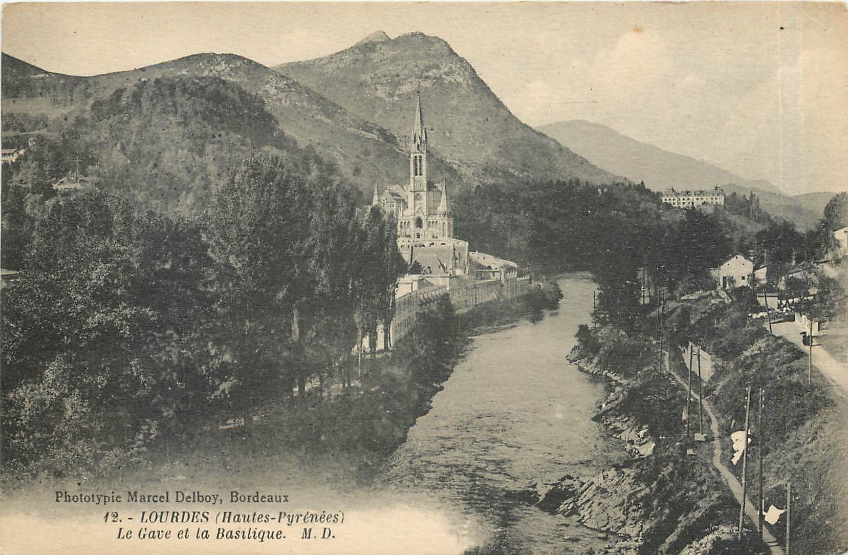 CPA Lourdes Hautes Pyrenees le Gave et la basilique 