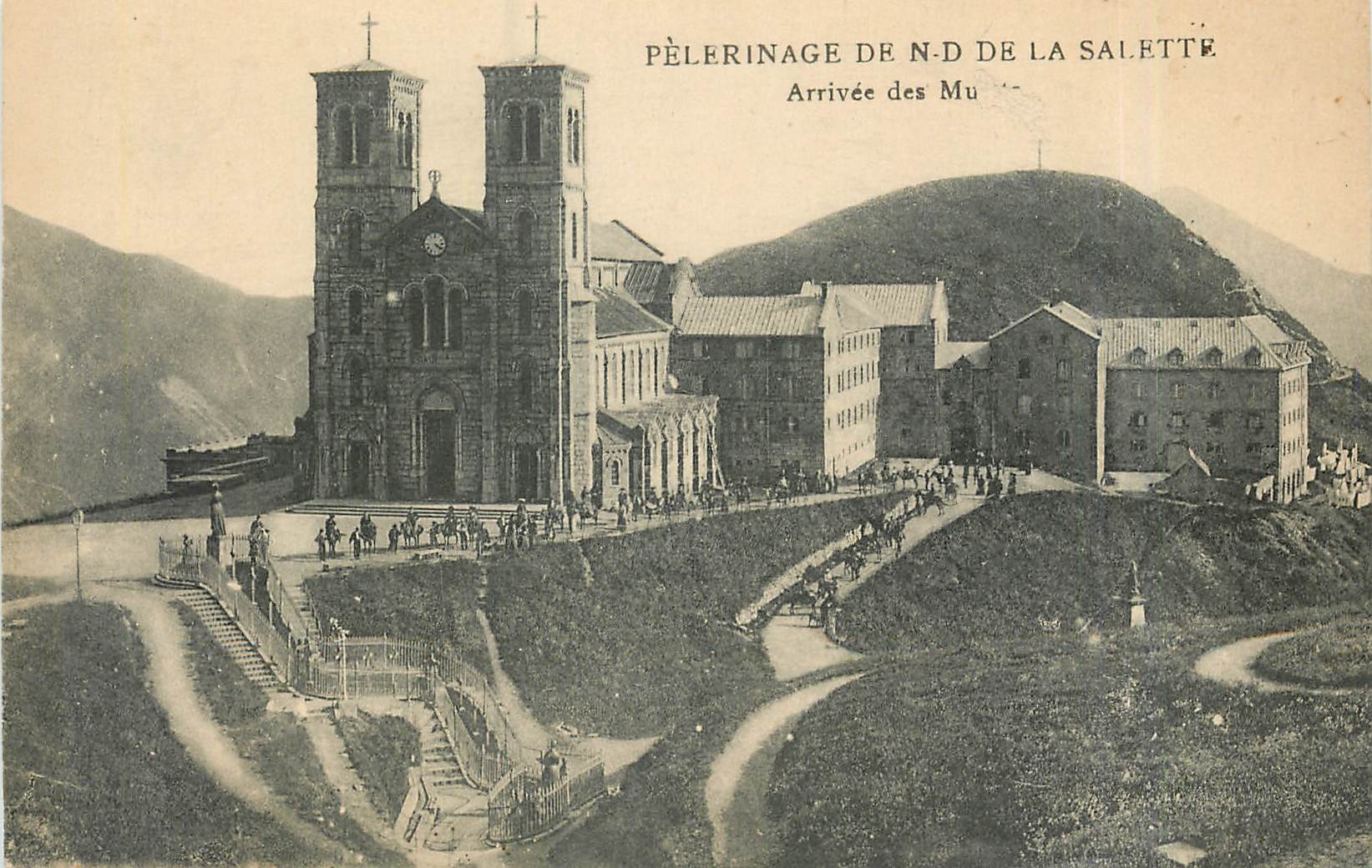 CPA Pelerinage de N D de la Salette arrivee des Mu 
