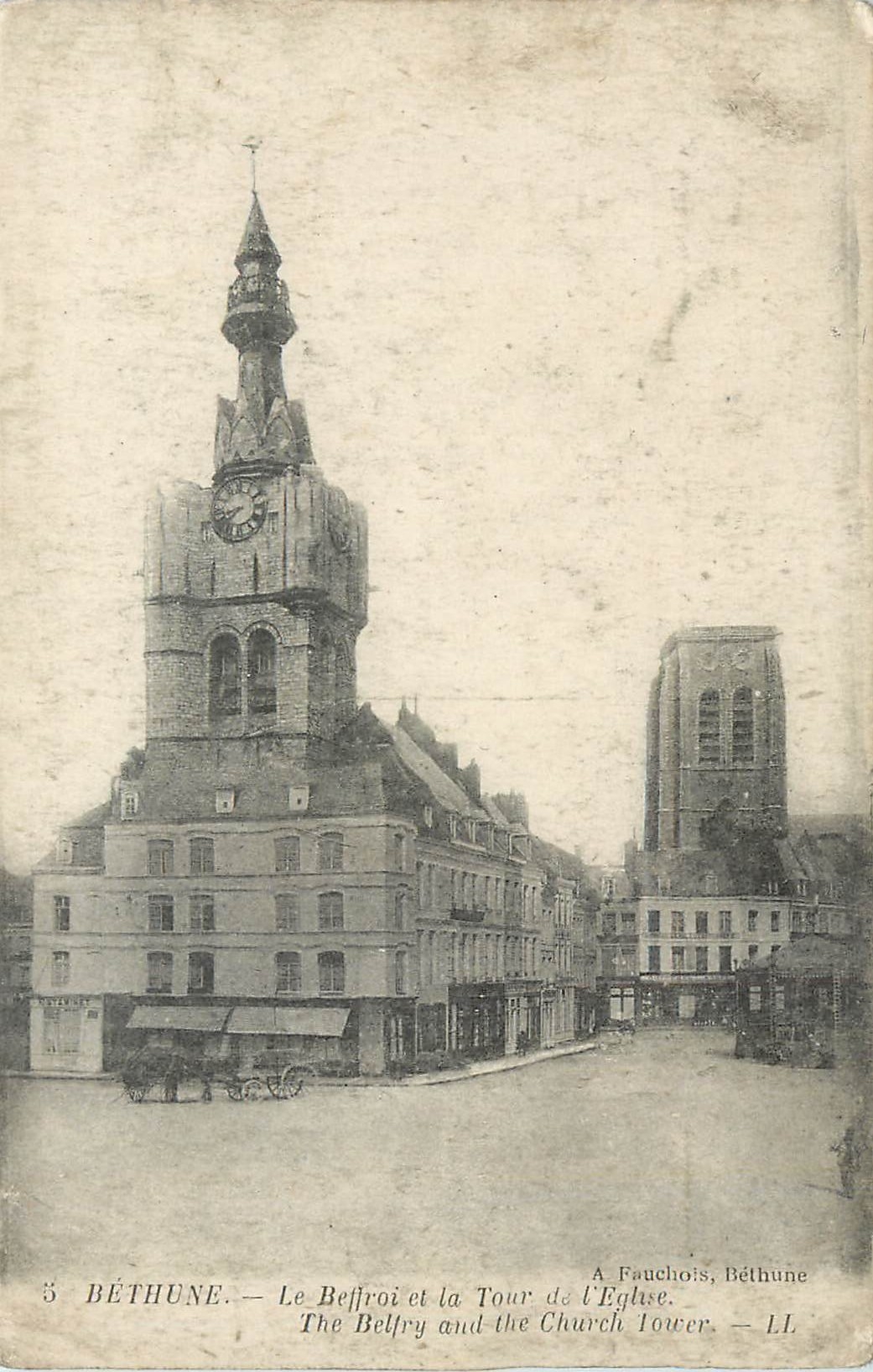 CPA Bethune Le Beffroi et la Tour de l'Eglise 
