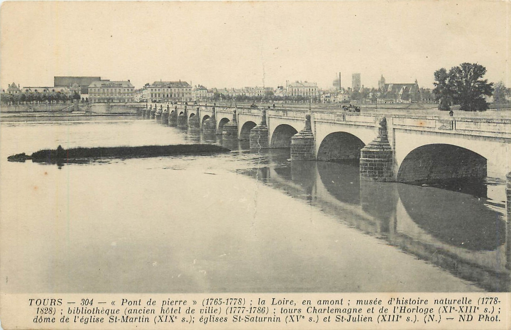 CPA Tours Pont de pierre la Loire en amont musee d'histoire naturelle bibliotheque ancien hotel de v