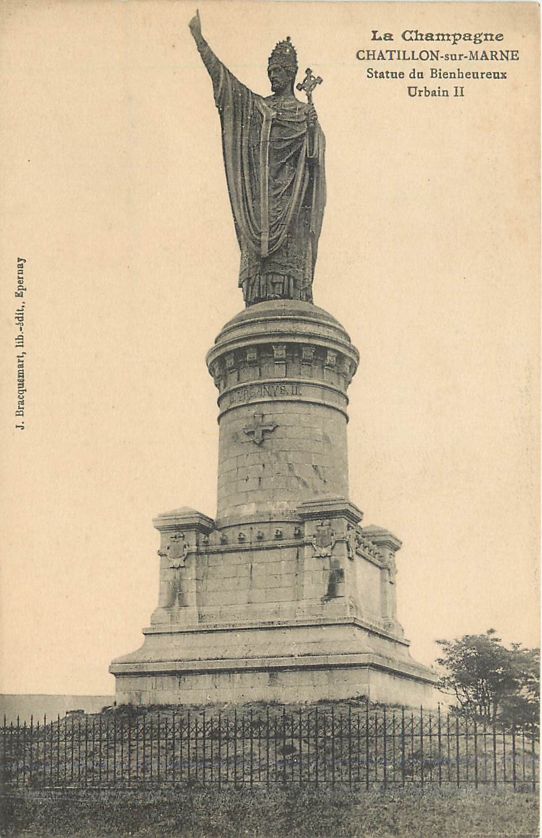 CPA La Champagne Chatillon sur Marne Statue du Bienheureux Urbain II 