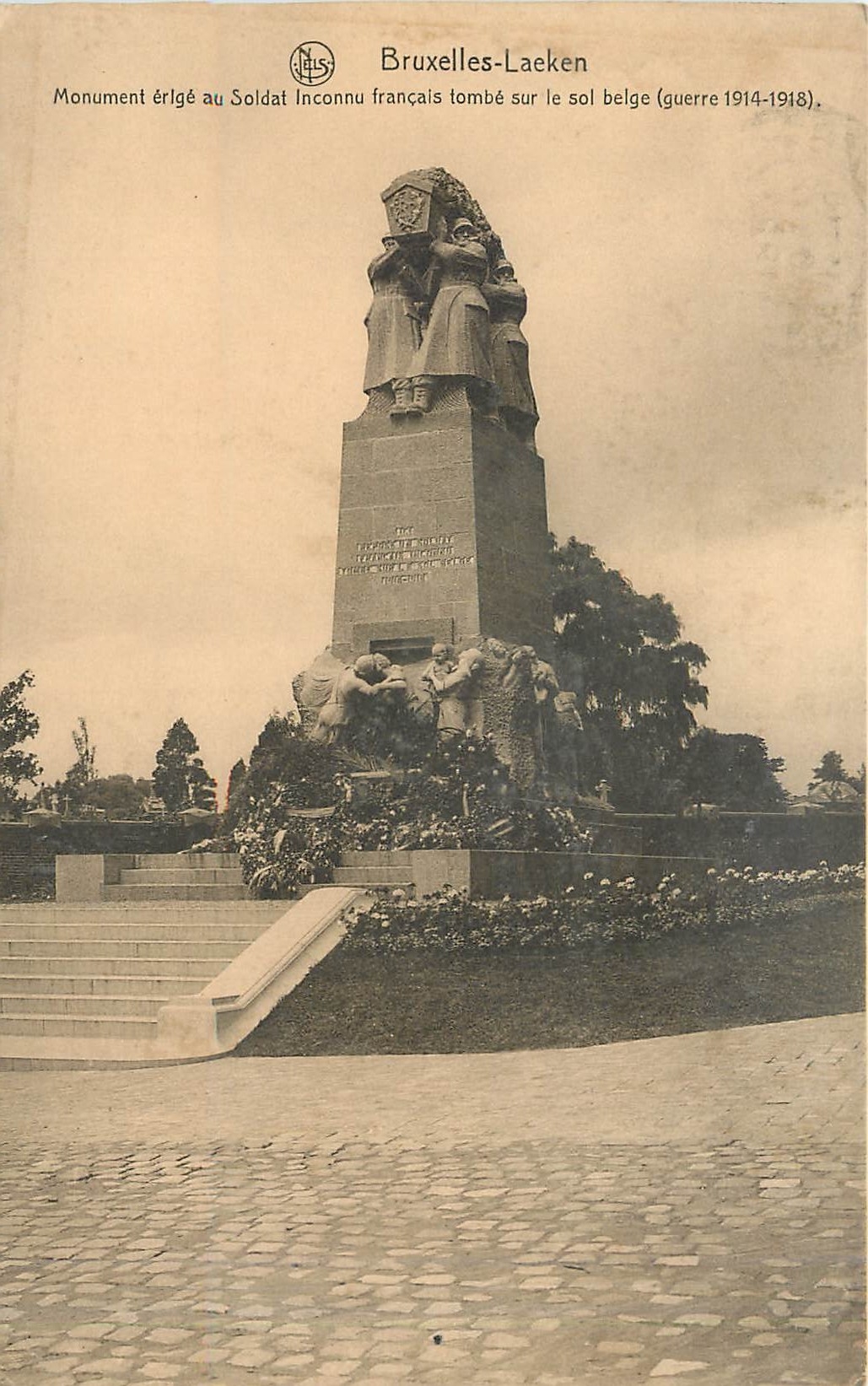 CPA Bruxelles Laeken monument erige au Soldat Inconnu francais tombe sur le sol belge guerre 1914 19