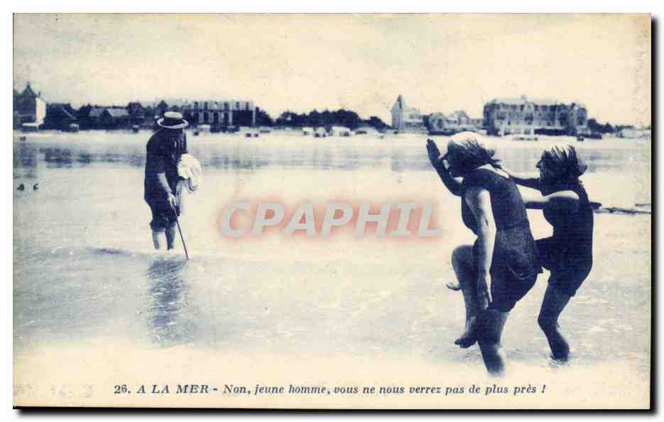 A la mer CPA Non jeune femme vous ne nous verrez pas de plus pres ! (Fouras)