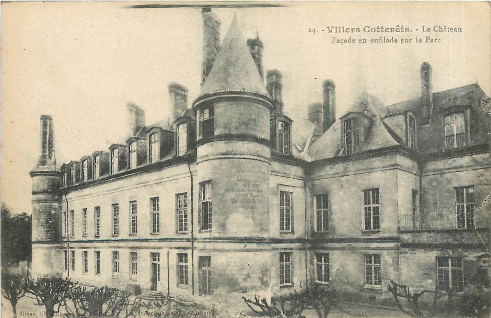 Villers-Cotterêts - Le Château - Façade en enfilade sur le Parc