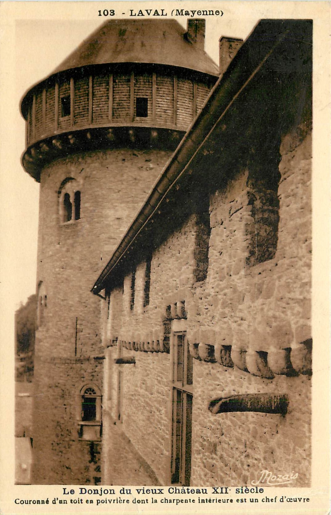 CPA Laval Mayenne le donjon du vieux chateau XII siecle couronee d'un toit en poivriere dont la char
