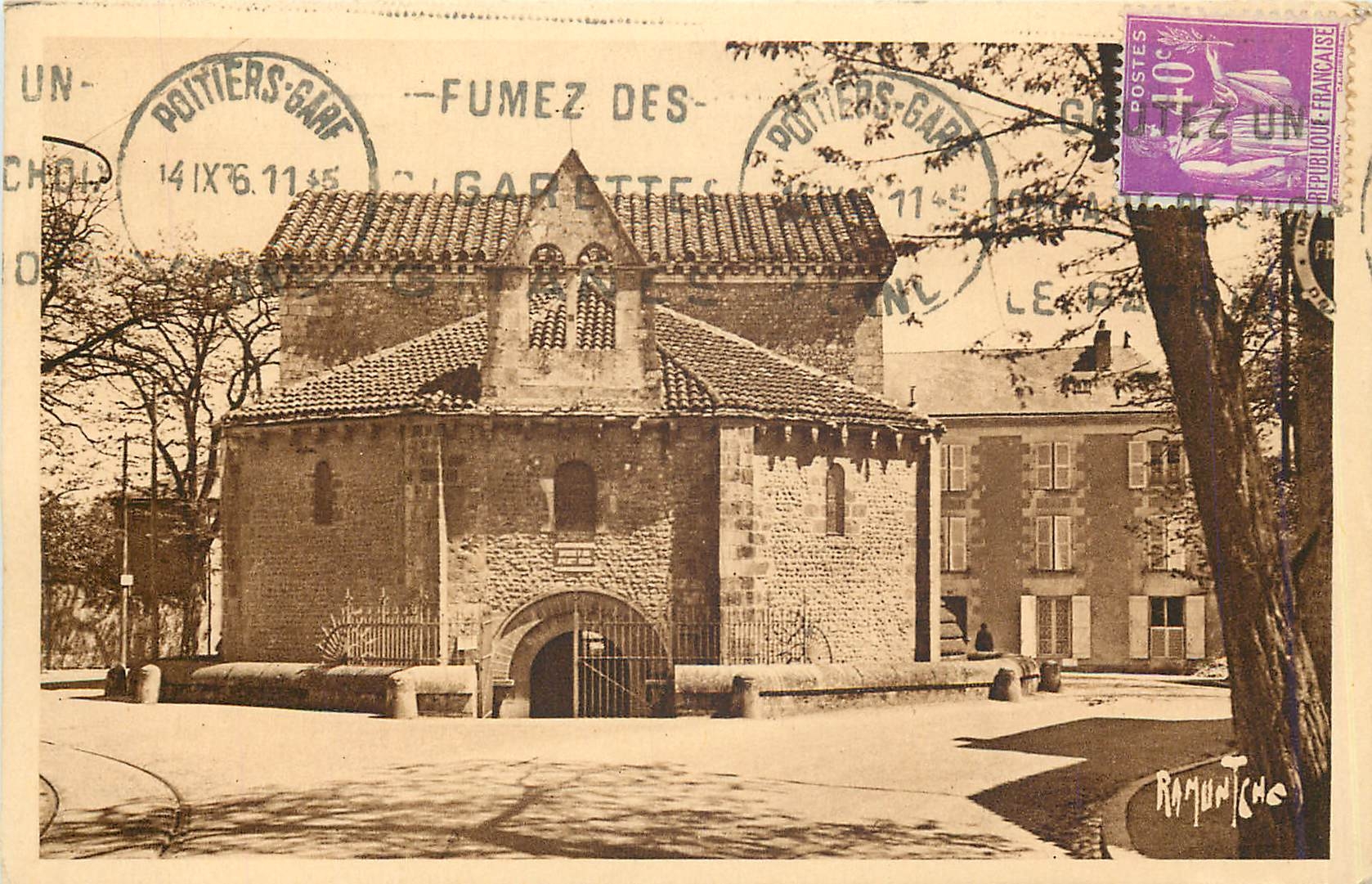 CPA Poitiers le baptistere Saint Jean IV s regarde comme l'edifice chretien le plus ancien qui exist