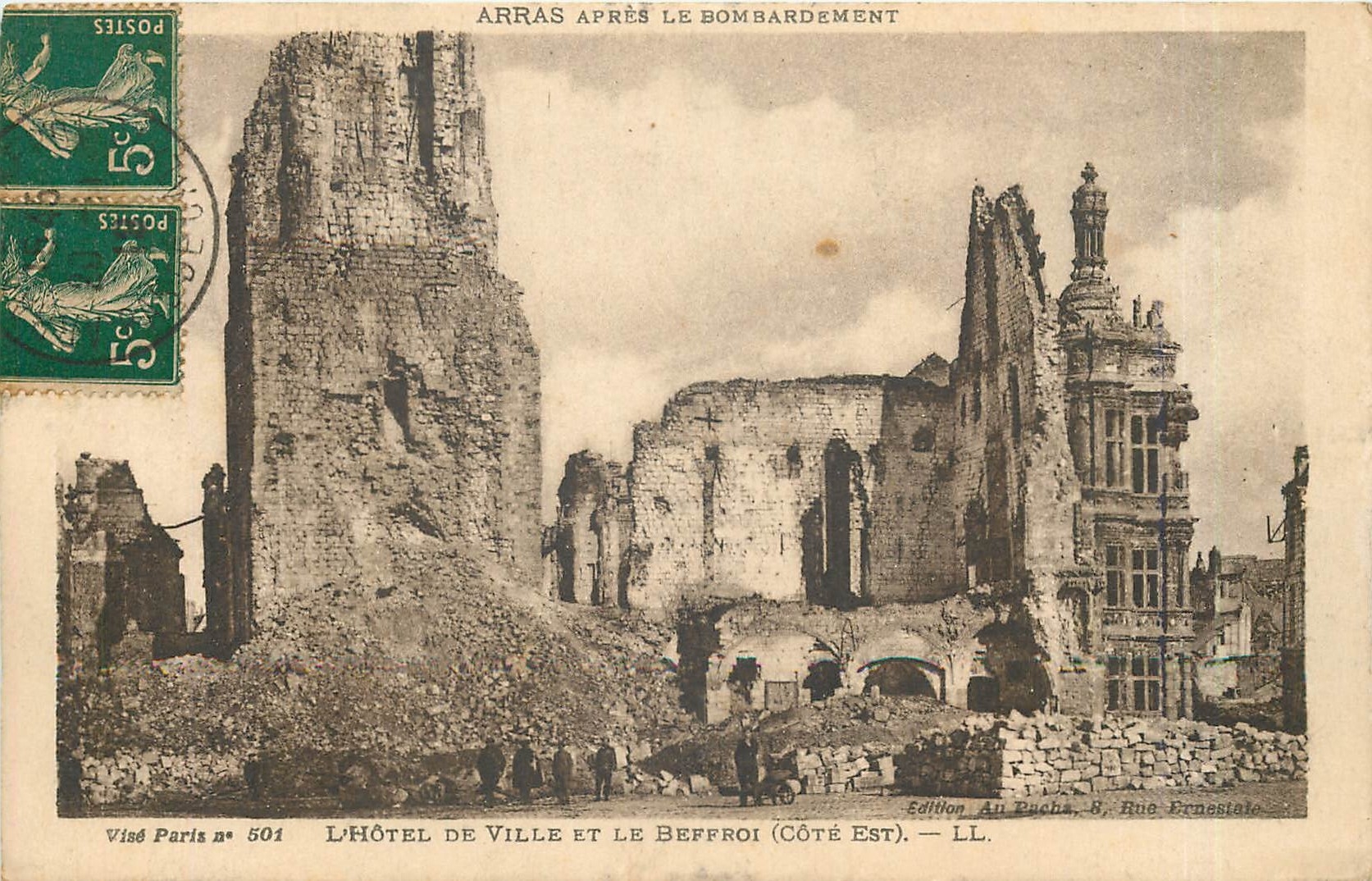 Arras après le bombardement — L'Hôtel de Ville et le Beffroi (côté est) — Édition Au Puchs, 8 Rue Ernestolo