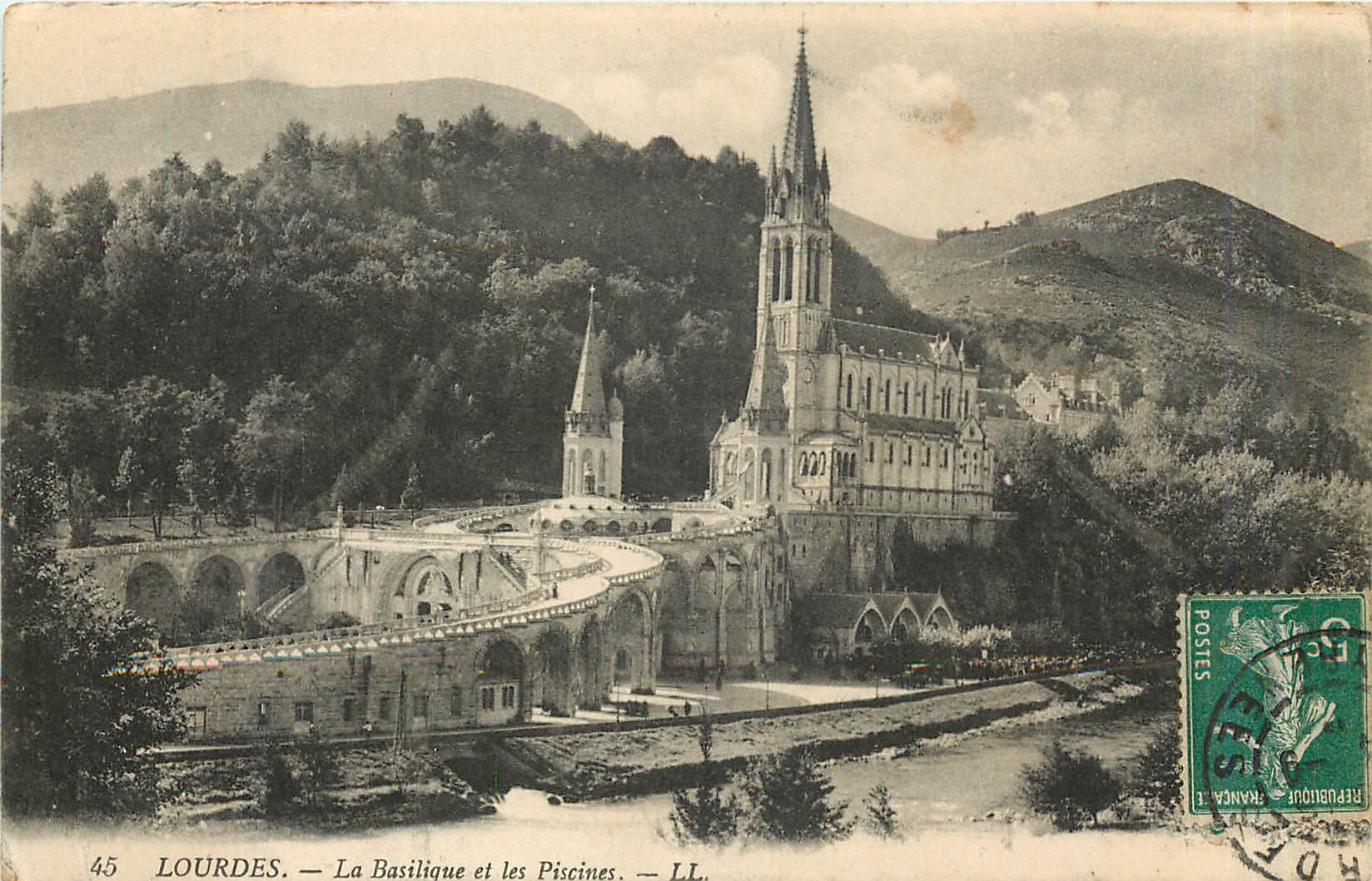 CPA Lourdes la Basilique et les Piscines 
