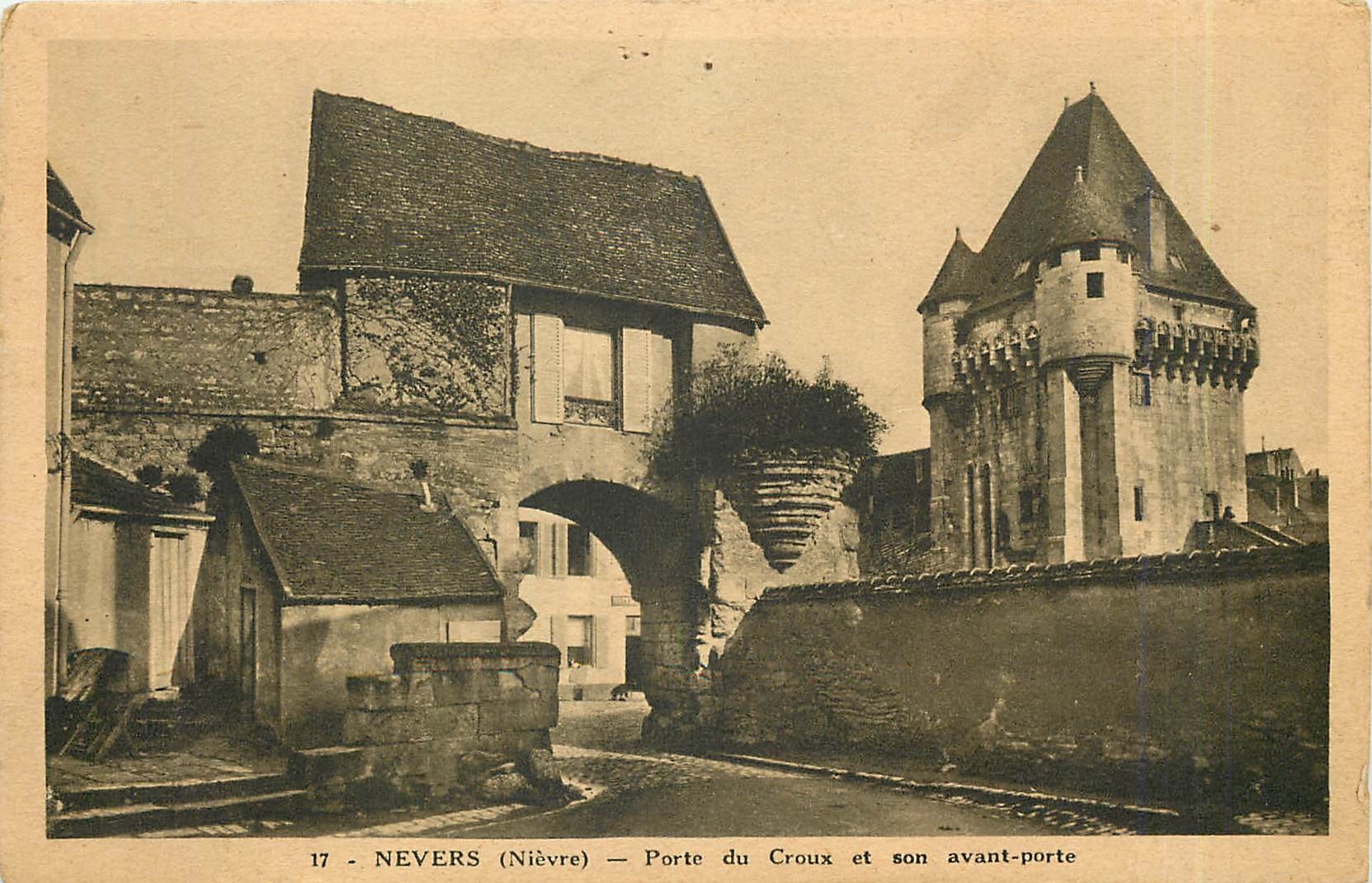 CPA Nevers Nievre porte du Croux et son avant porte 