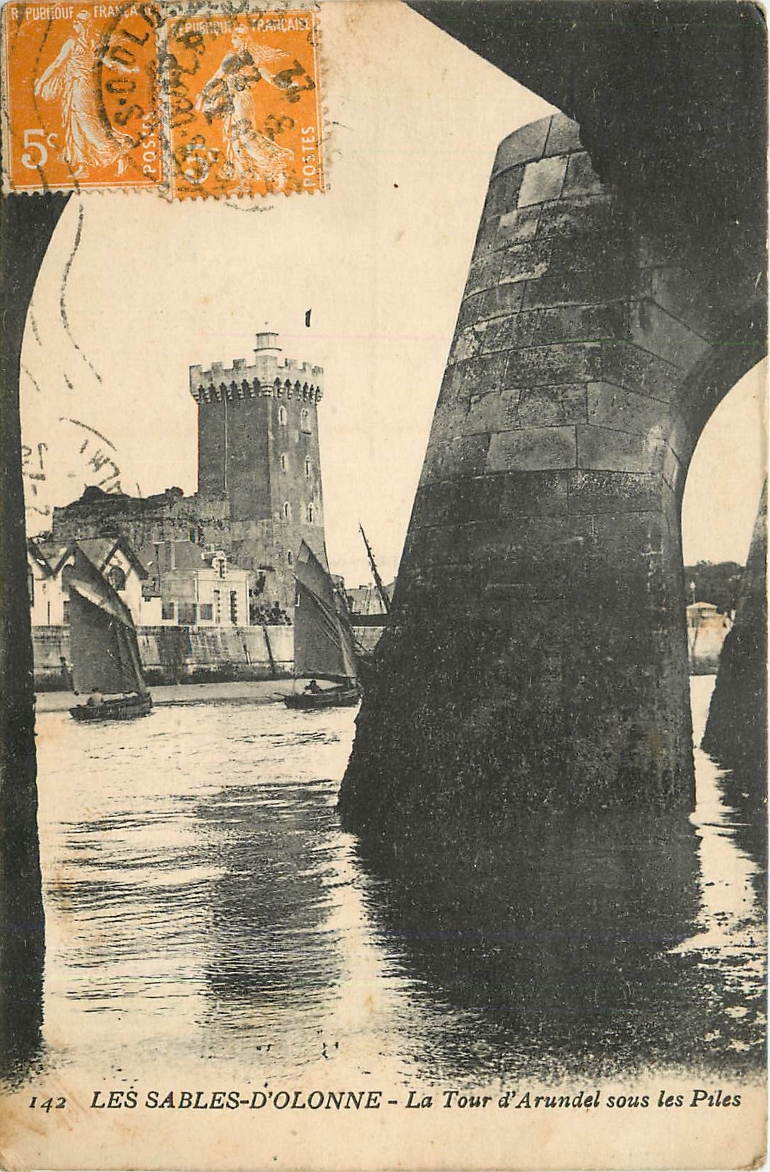 CPA Les Sables d'Olonne la tour d'Arundel sous les Piles Bateau