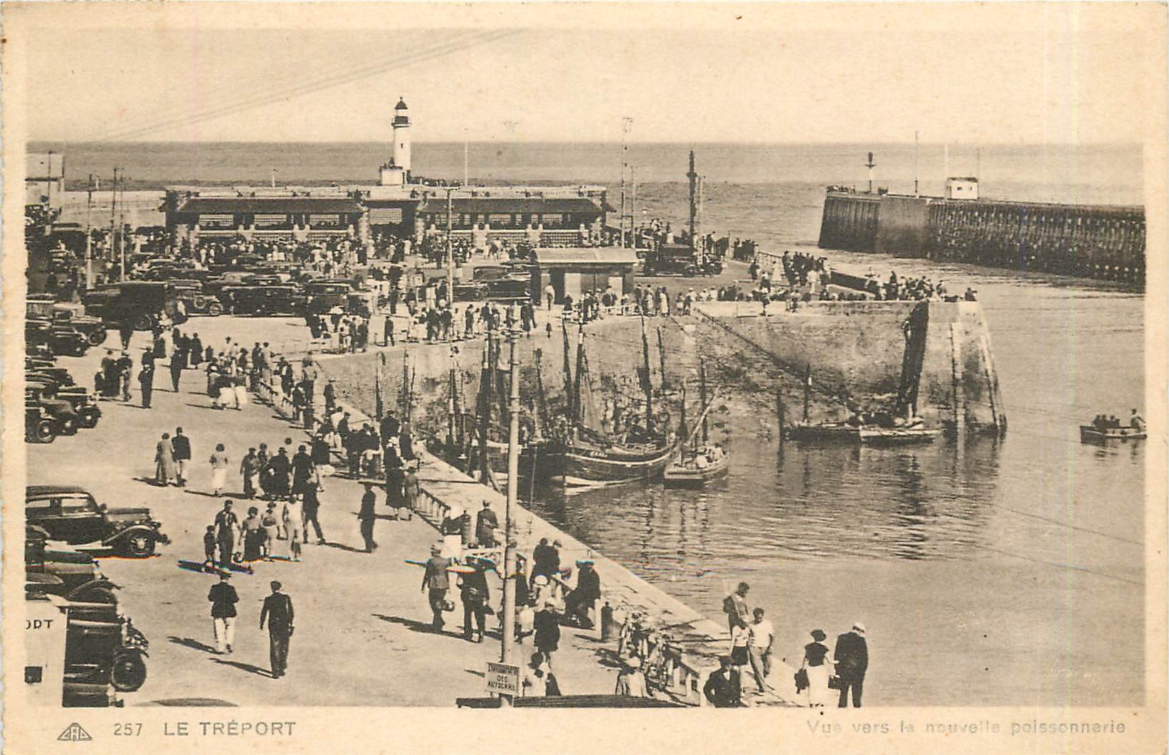 CPA Le Treport vue vers la nouvelle Poissonnerie Bateaux Phare