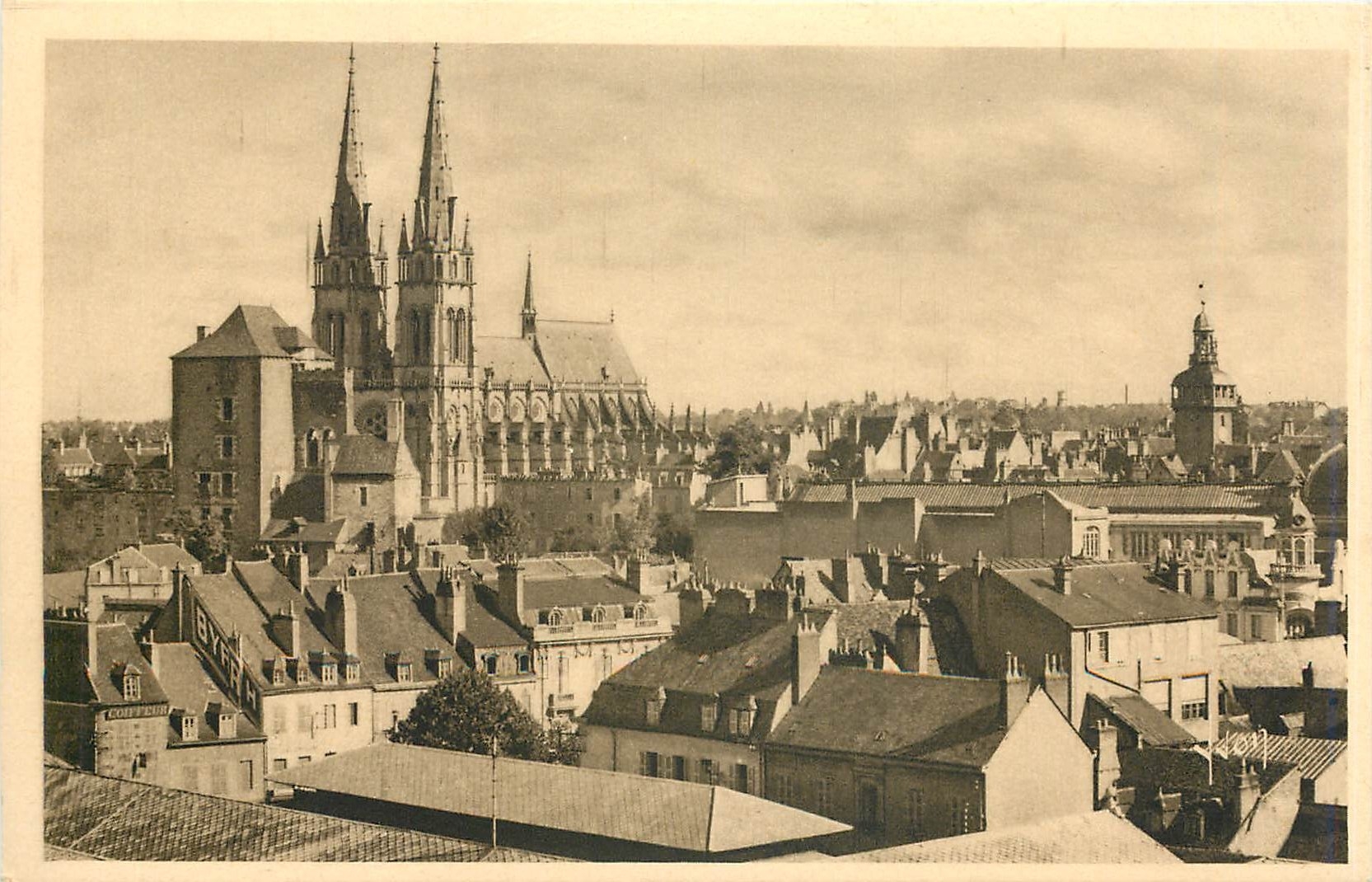 CPA Moulins Allier la cathedrale et l'ancien chateau des Ducs de Bourbon 