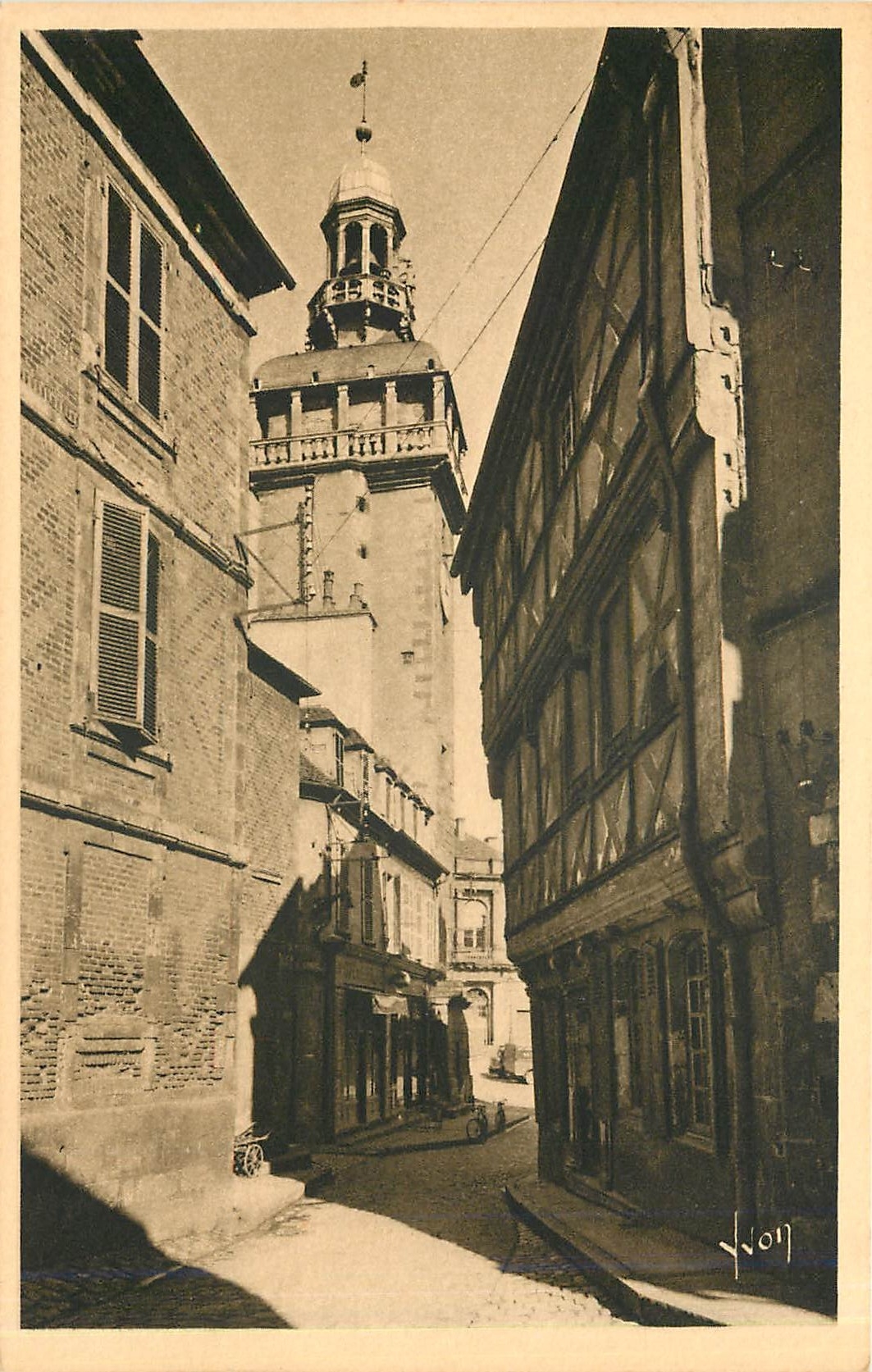 CPA La Douce France Moulins Allier rue de l'ancien palais et Jaquemart du beffroi municipal 