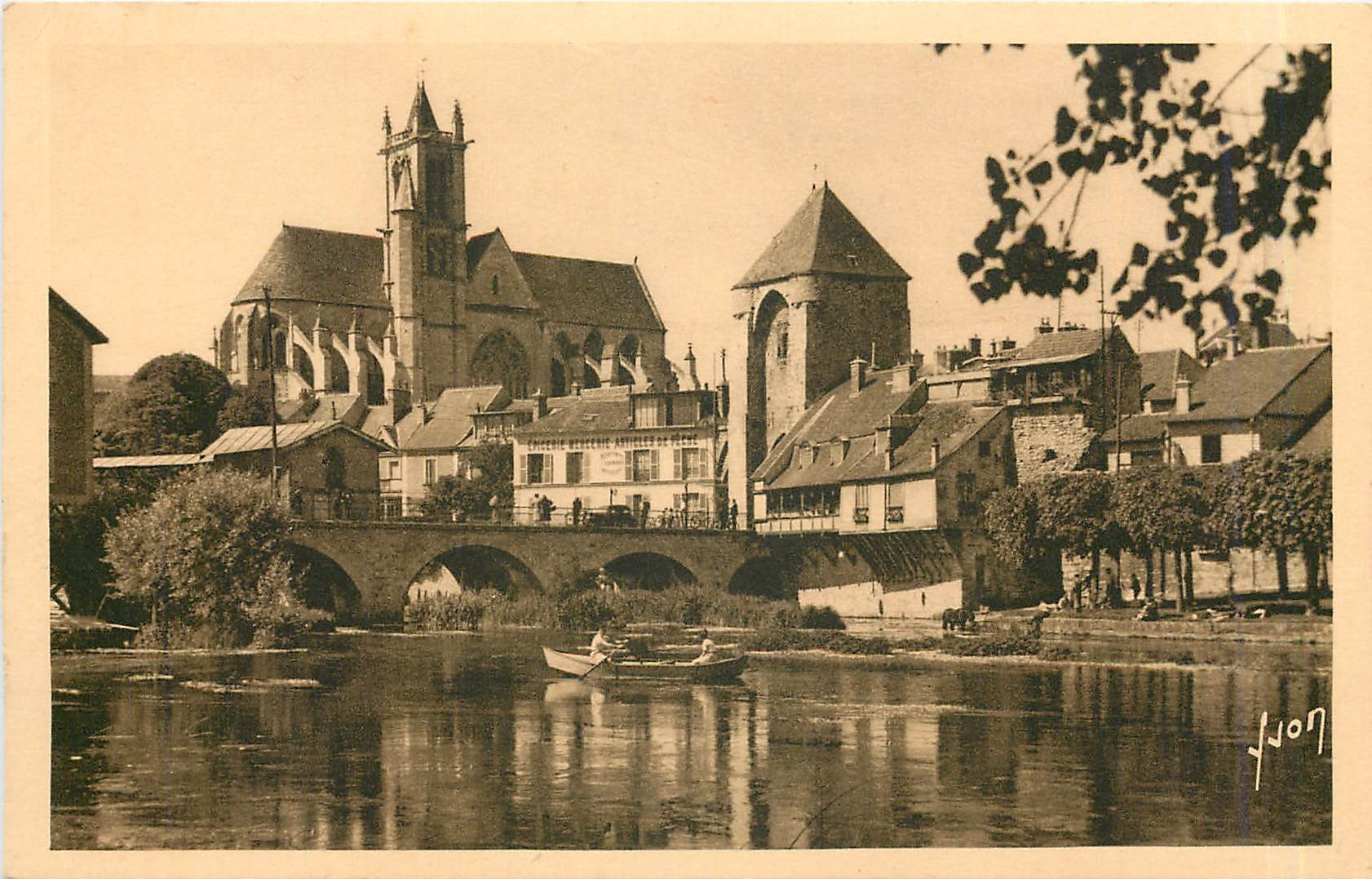CPA Moret sur Loing Seine et Marne maison Sauve la porte de Bourgogne et l'eglise 
