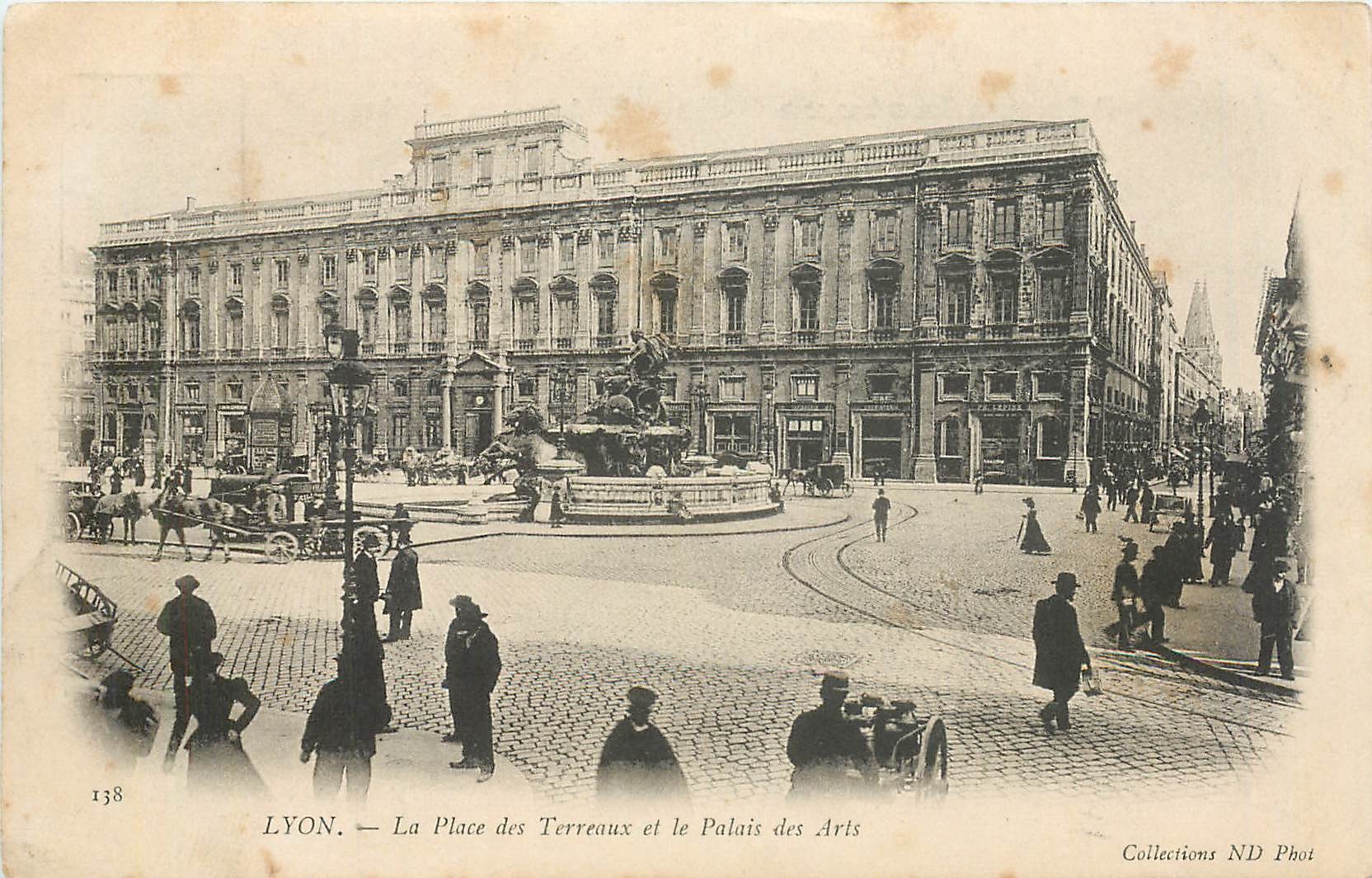CPA Lyon la place des Terreaux et le palais des Arts 