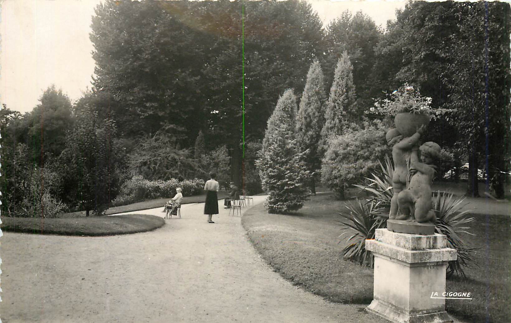 CPM Vichy Allier Reine des Villes d'Eaux le parc des Celestins vers l'Orangerie 
