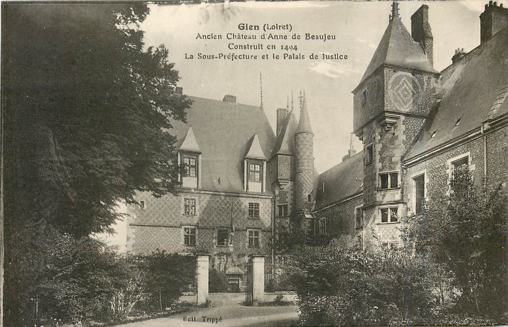 CPA Gien Loiret ancien chateu d'Anne de Beaujeu construit en 1494 la sous prefecture et le palais de