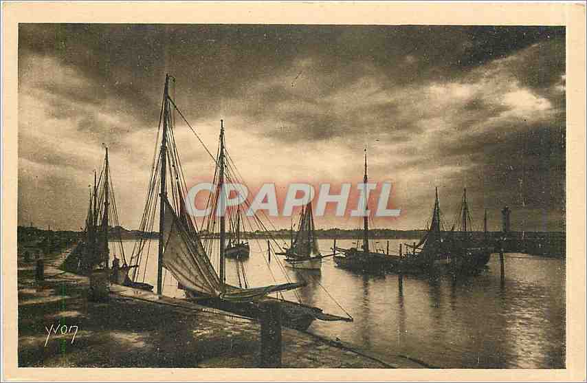 CPA La Douce France Royan le port Bateaux