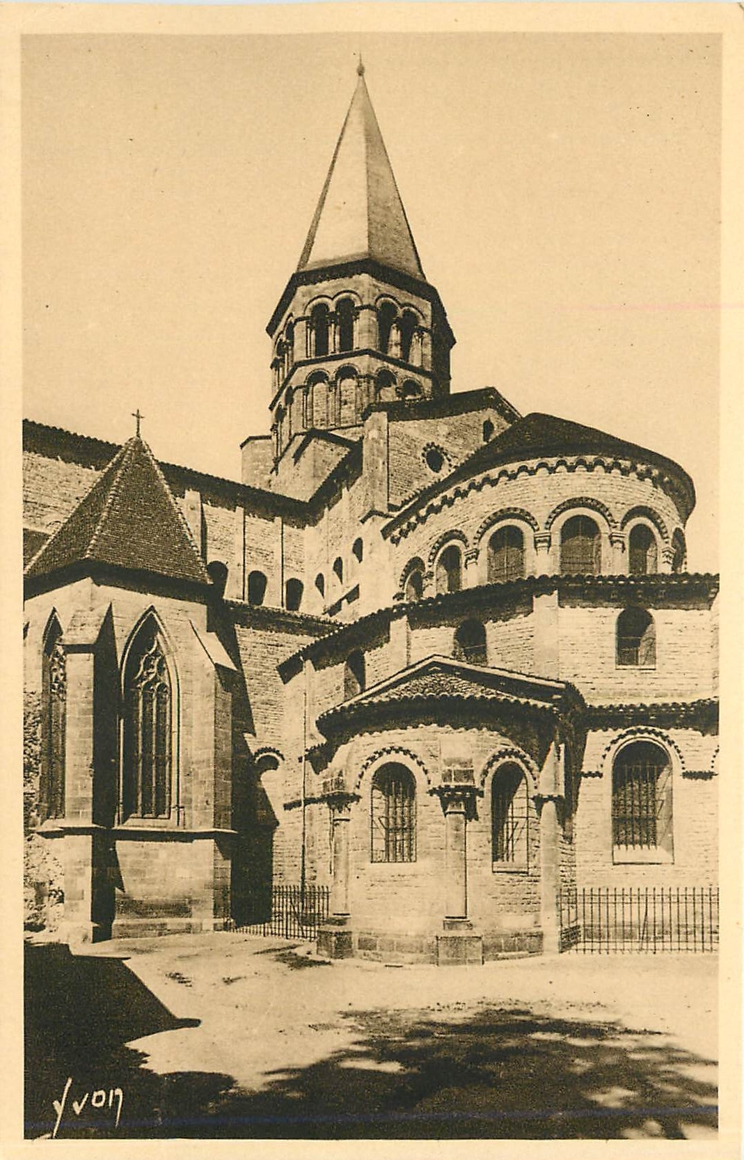 Paray-le-Monial — La Basilique du Sacré-Cœur (XIe siècle) — Éditeur : Les Éditeurs d'Art, Paris