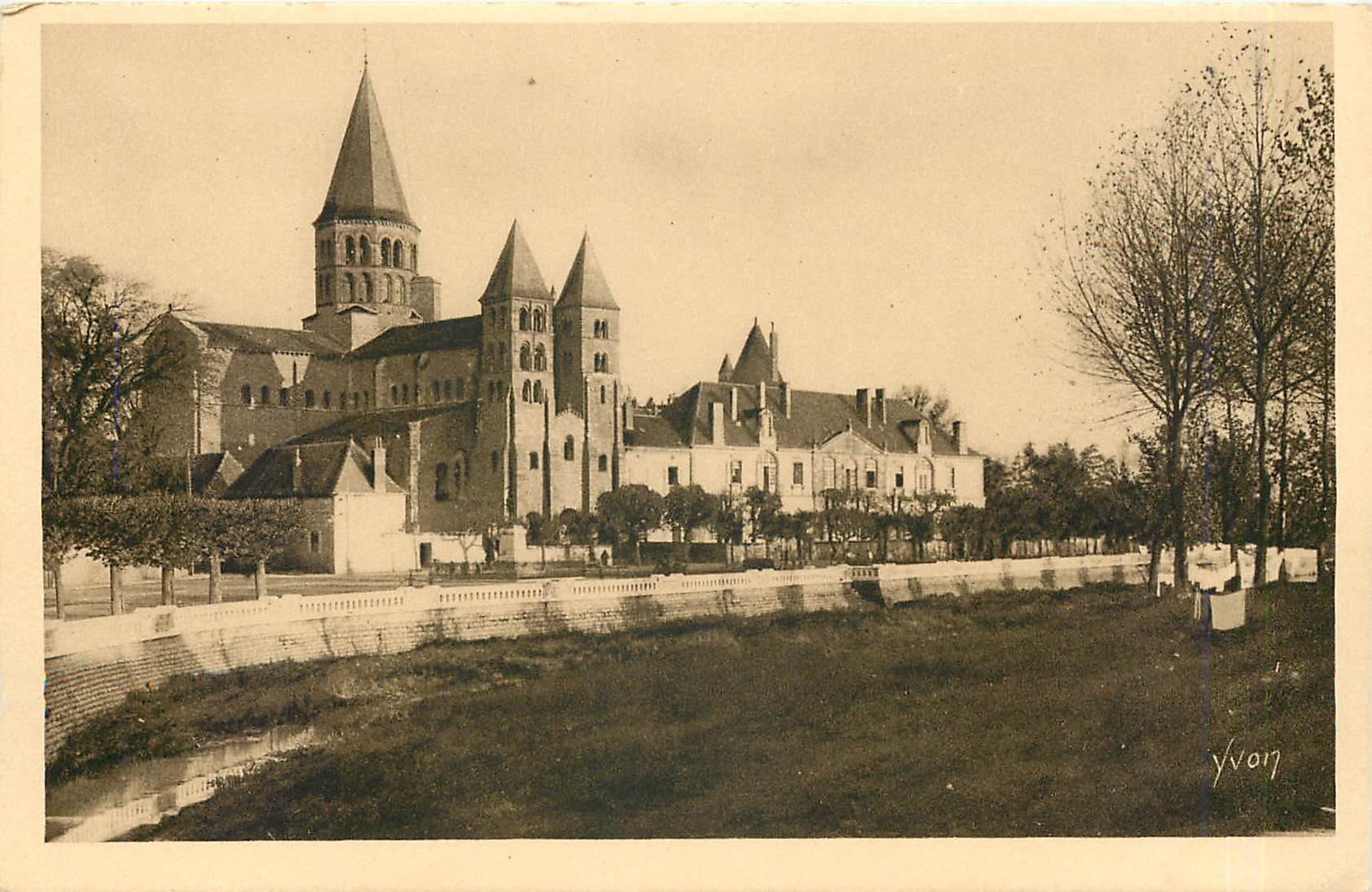 Paray-le-Monial — La Basilique du Sacré-Cœur — Éditions d'Art Yvon