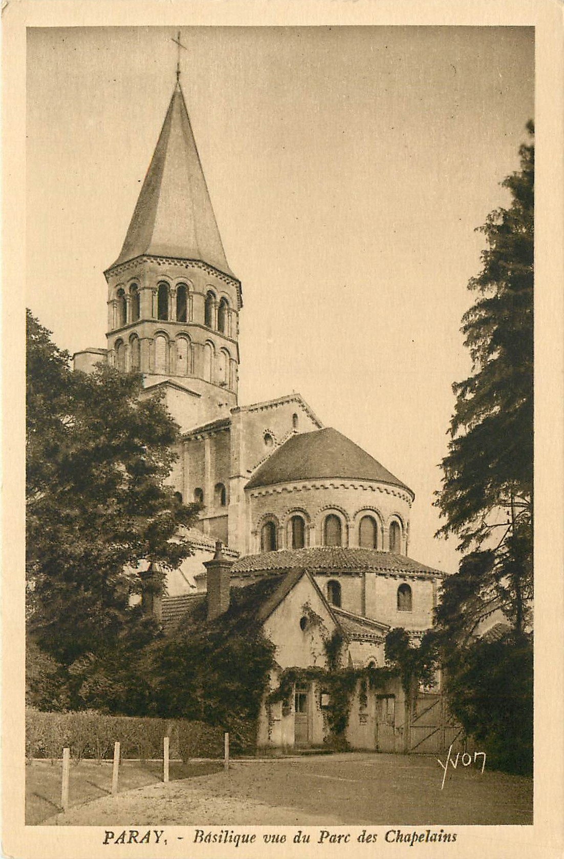 CPA Paray basilique vue du parc des Chapelains 