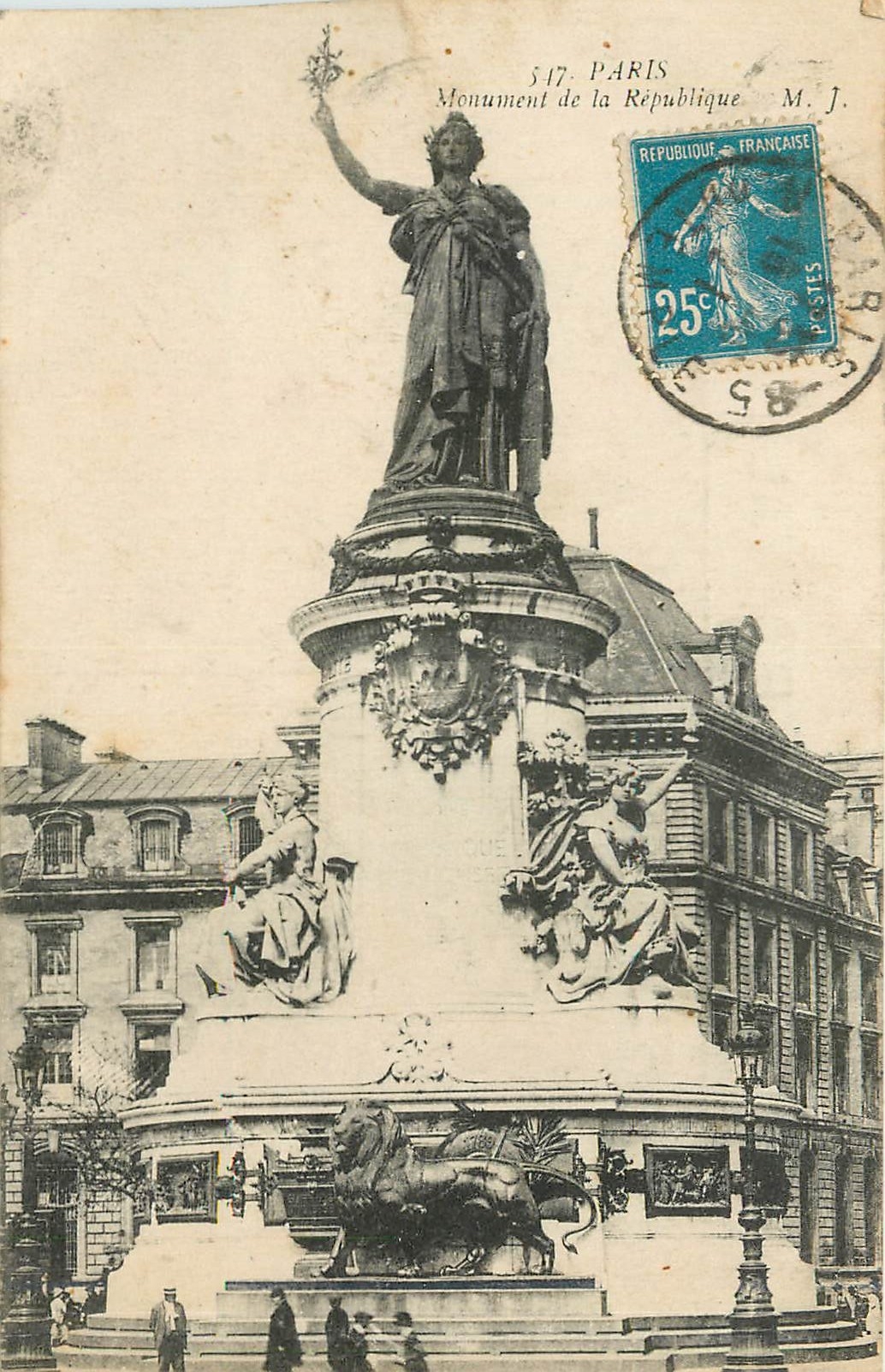 CPA Paris monument de la republique Lion