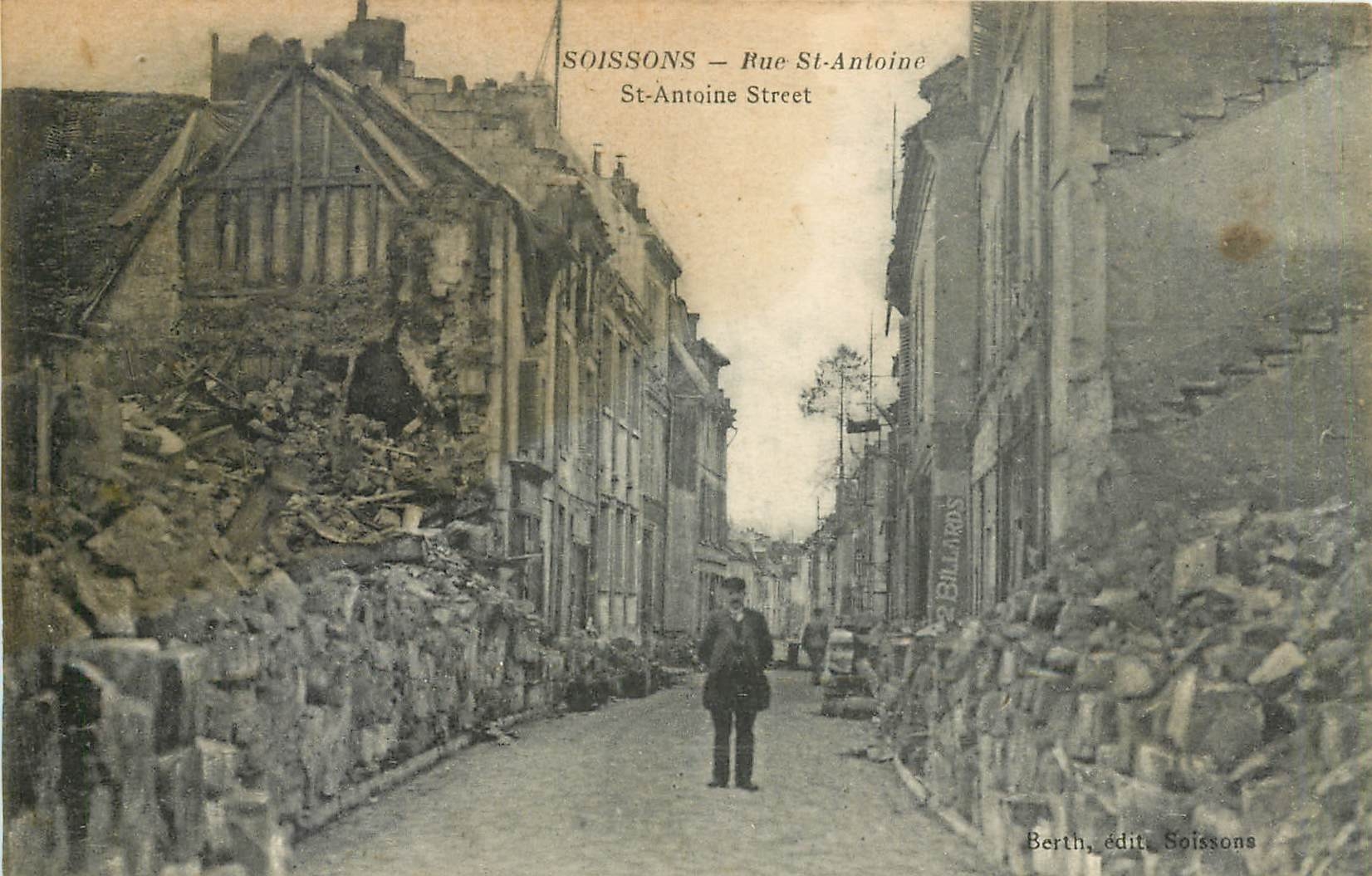 CPA Soissons rue St Antoine Militaria