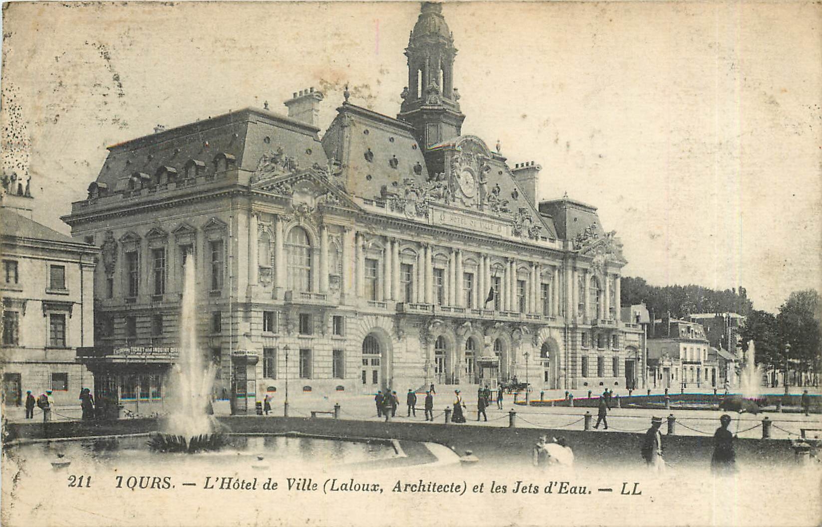 CPA Tours l'hotel de ville Laloux Architecte et les Jets d'Eau 
