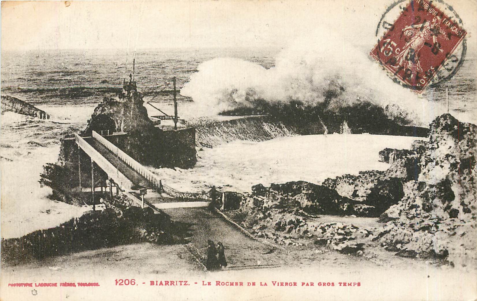 CPA Biarritz le rocher de la vierge par gros temple 