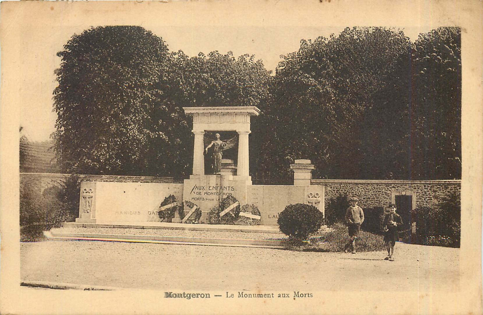 CPA Montgeron le monument aux morts 