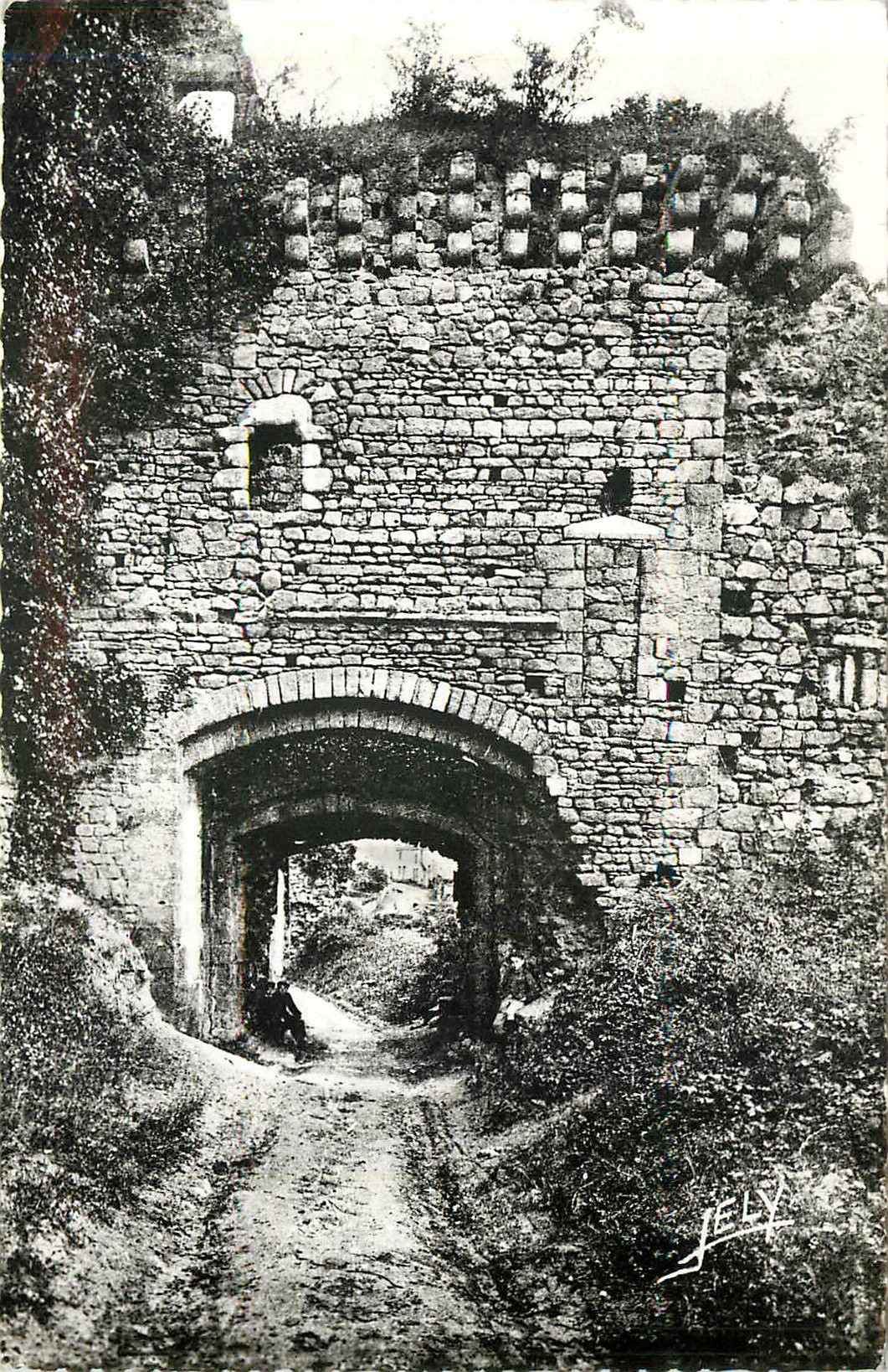 CPM Tiffauges Vendee ruines du chateau l'entree 