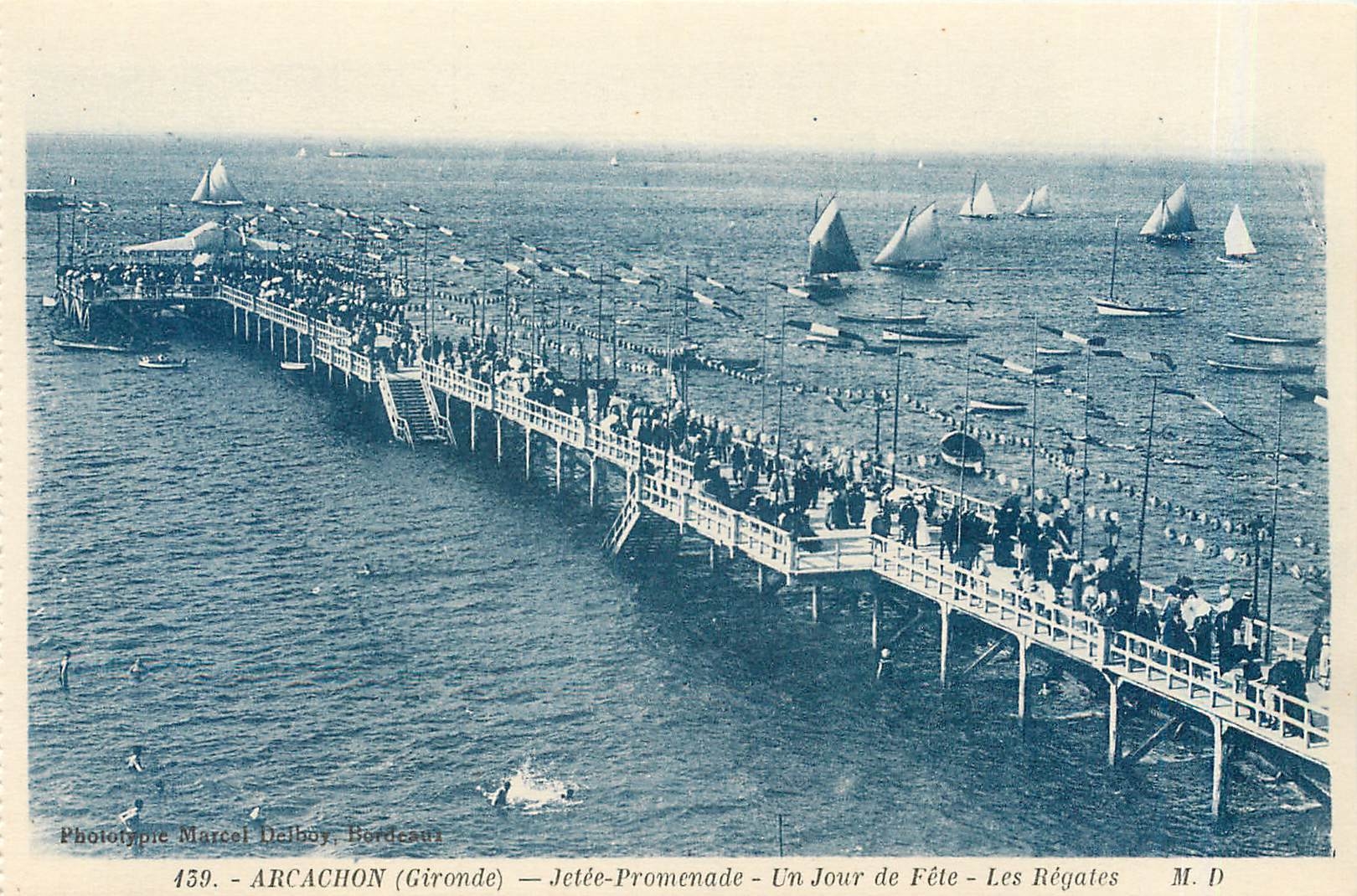 CPA Arcachon Gironde jetee promenade un jour de fete les regates 