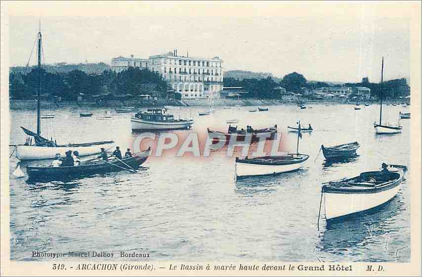 CPA Arcachon Gironde le bassin a maree haute devant le Grand Hotel Bateaux