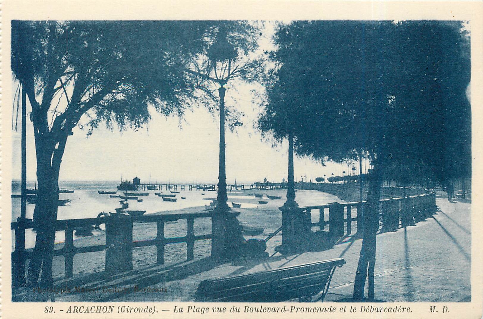 CPA Arcachon Gironde la plage vue du boulevard promenade et le Debarcadere 