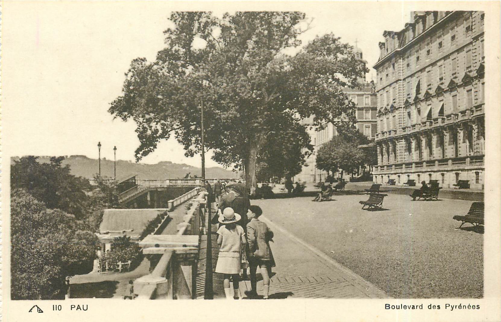 Boulevard des Pyrénées — Pau — éditeur CPAPHIL, n° 110