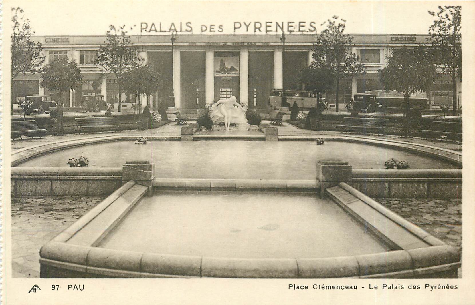 CPA Pau place Clemenceau le palais des Pyrenees 