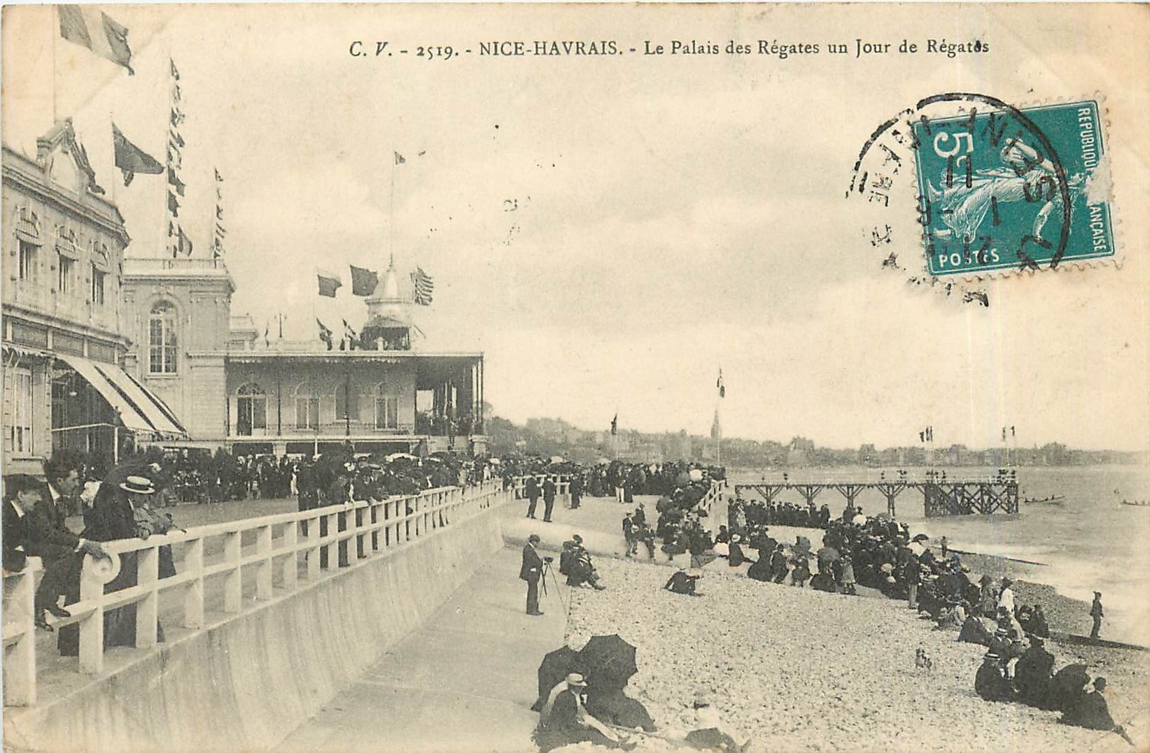 CPA Nice Havrais le palais des Regates un jour de regates 