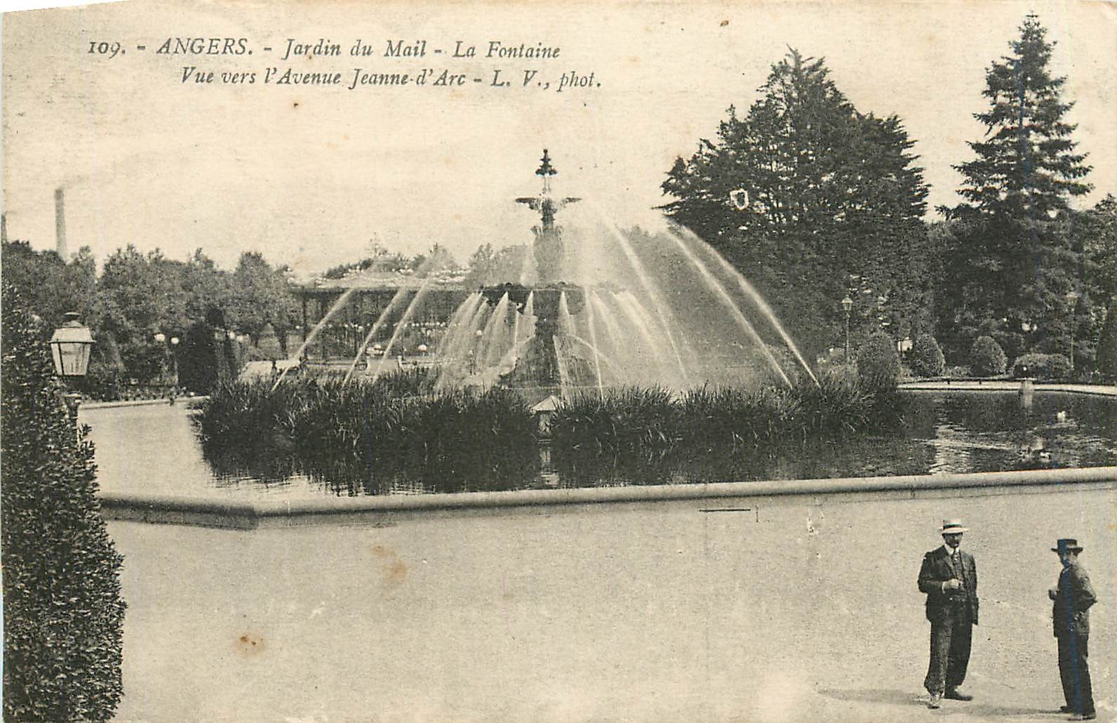 CPA Angers jardin du Mail la fonatine vue vurs l'Avenue Jeanne d'Arc 