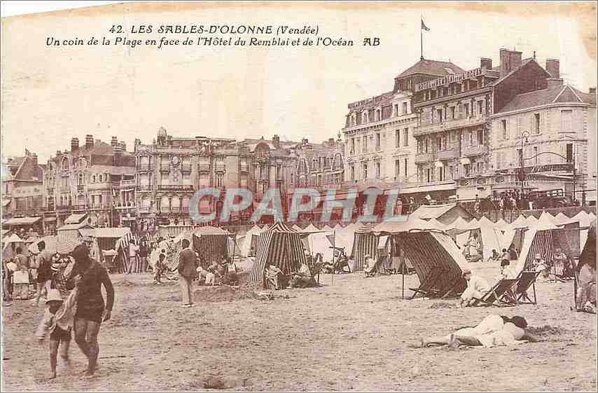 CPA Les Sables d'Olonne Vendee un coin de la plage en face de l'Hotel du Remblai et de l'Ocean 