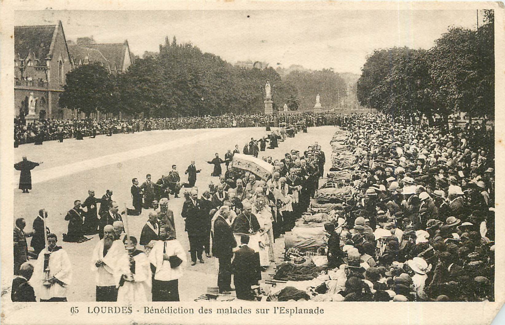 CPA Lourdes benediction des malades sur l'Esplanade 