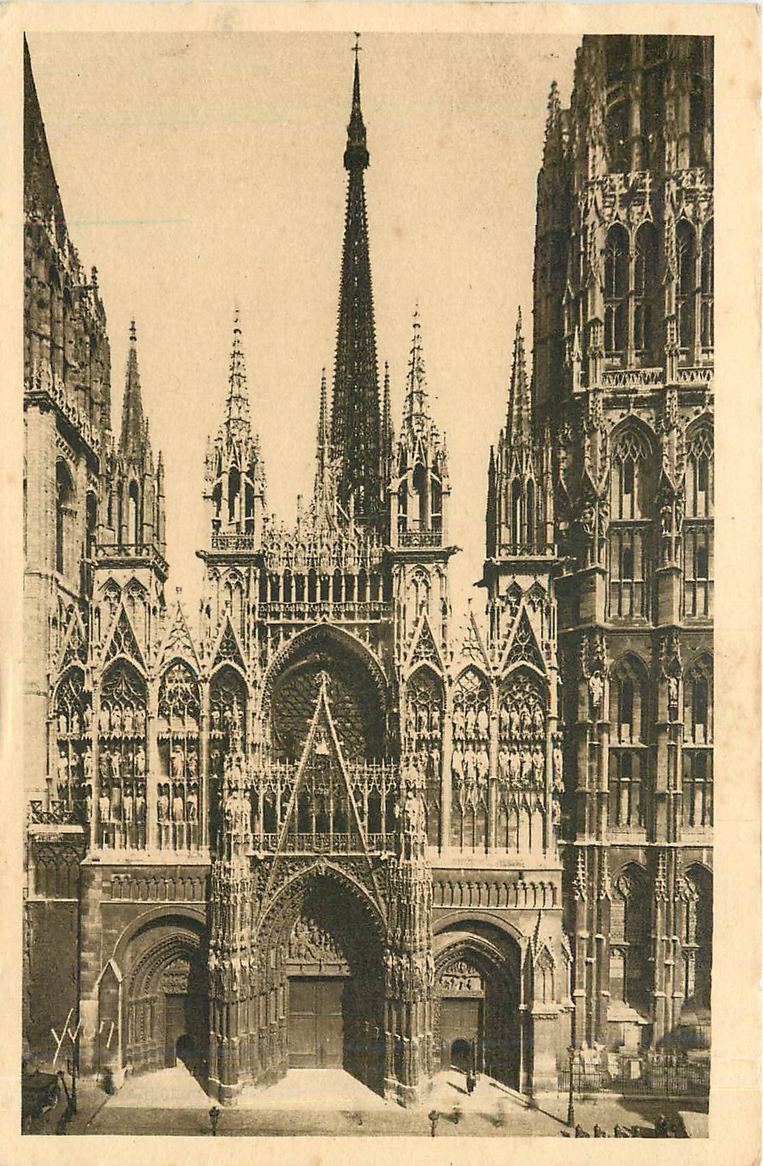 CPA La Douce France Rouen facade principale de la Cathedrale 