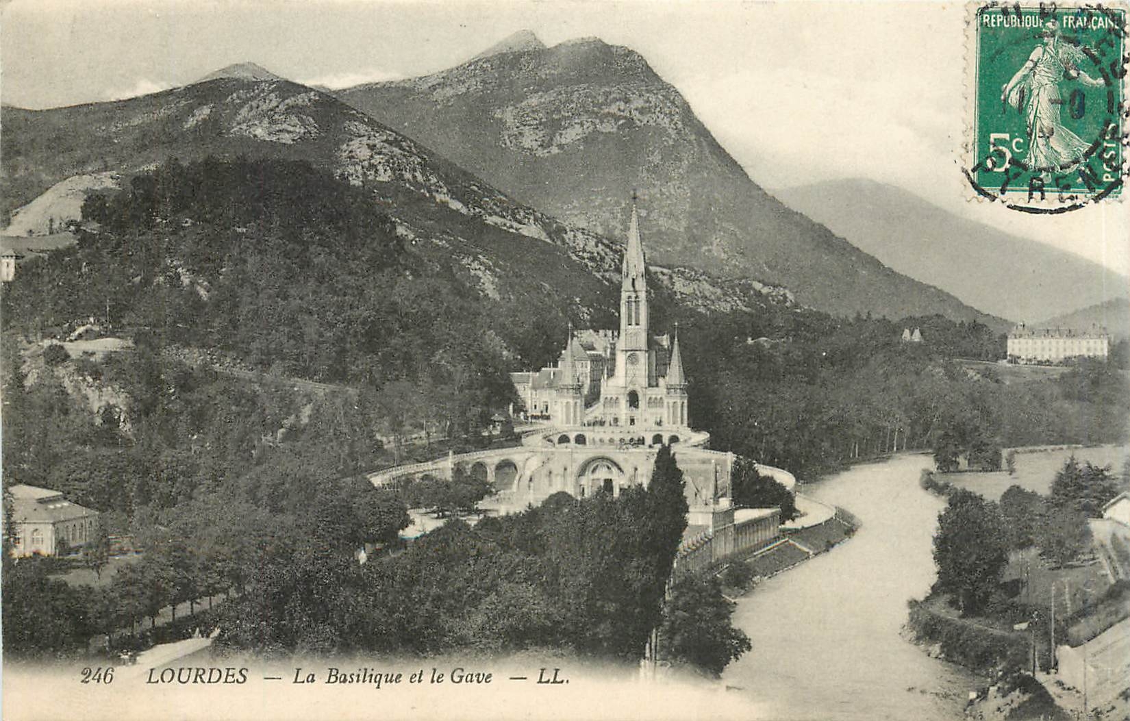 CPA Lourdes la basilique et le gave 