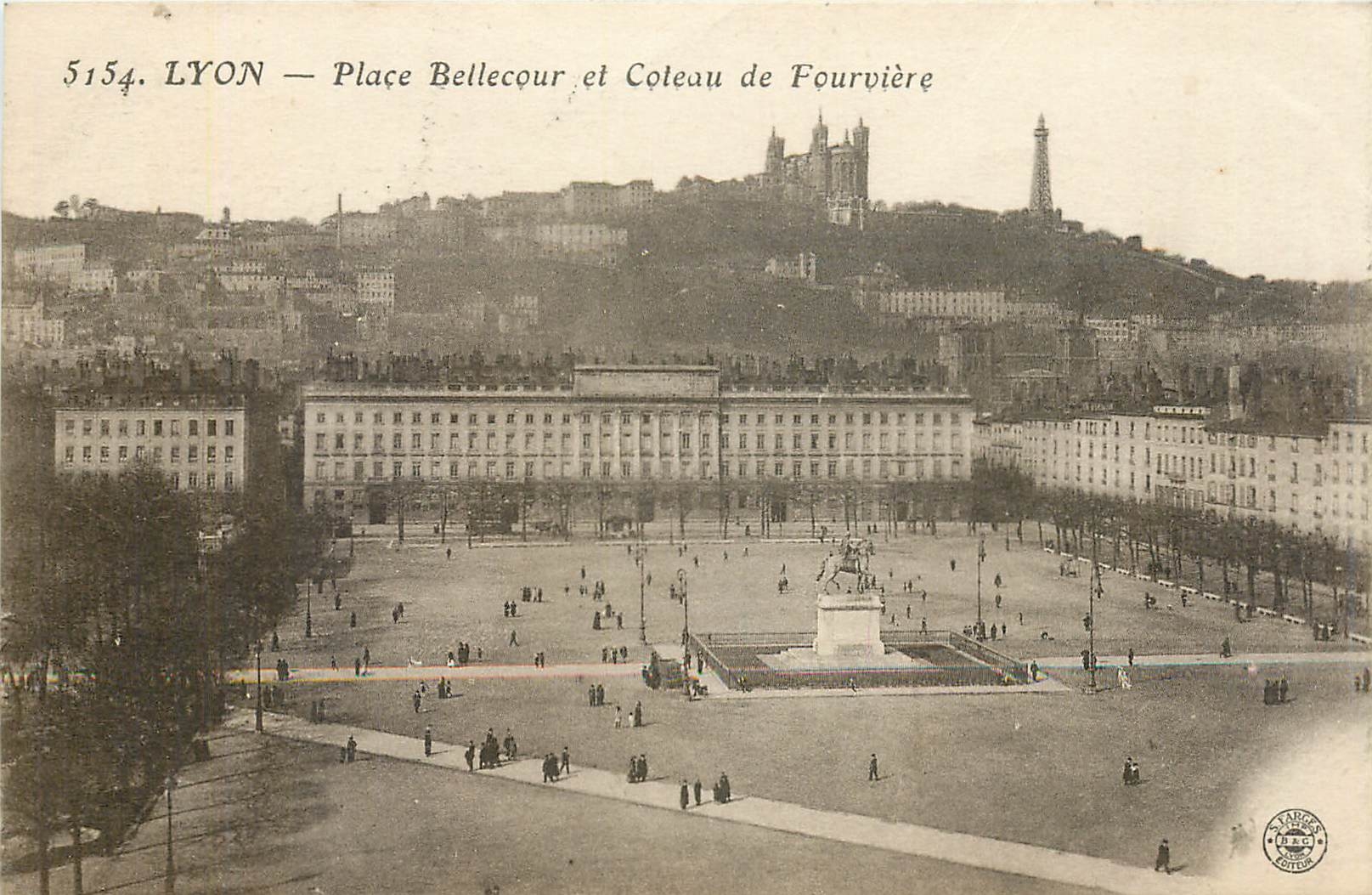 CPA Lyon place Bellecour et coteau de Fourviere 