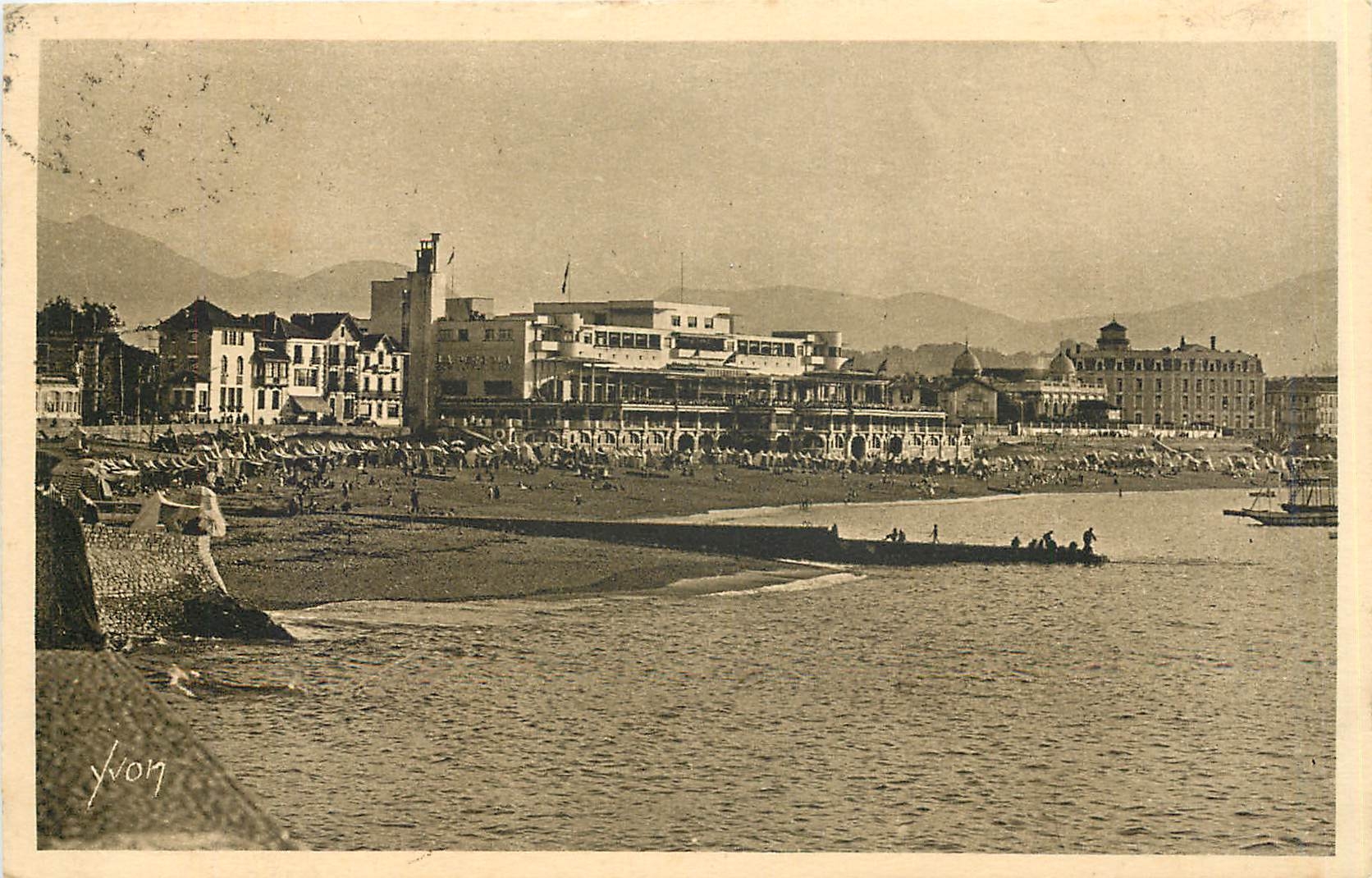 CPA La Douce France Cote Basque St Jean de Luz Basses Pyrenees la plage et le casino 
