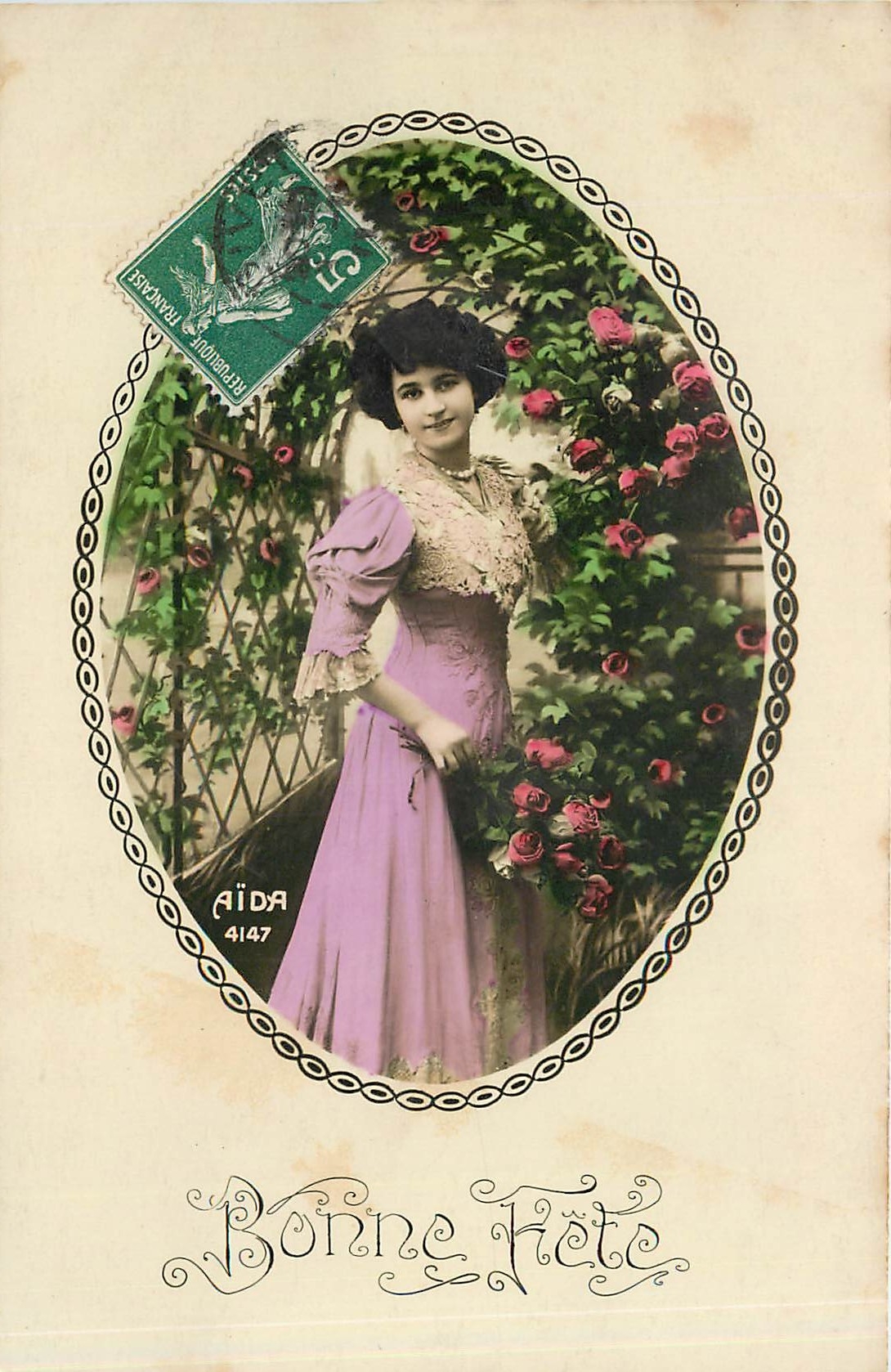 Femme en robe lilas parmi des roses — Aïdra 4147 — éditeur Aïdra