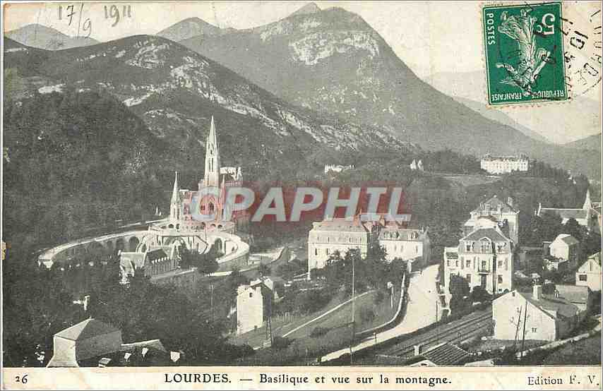 CPA Lourdes Basilique et vue sur la montagne 