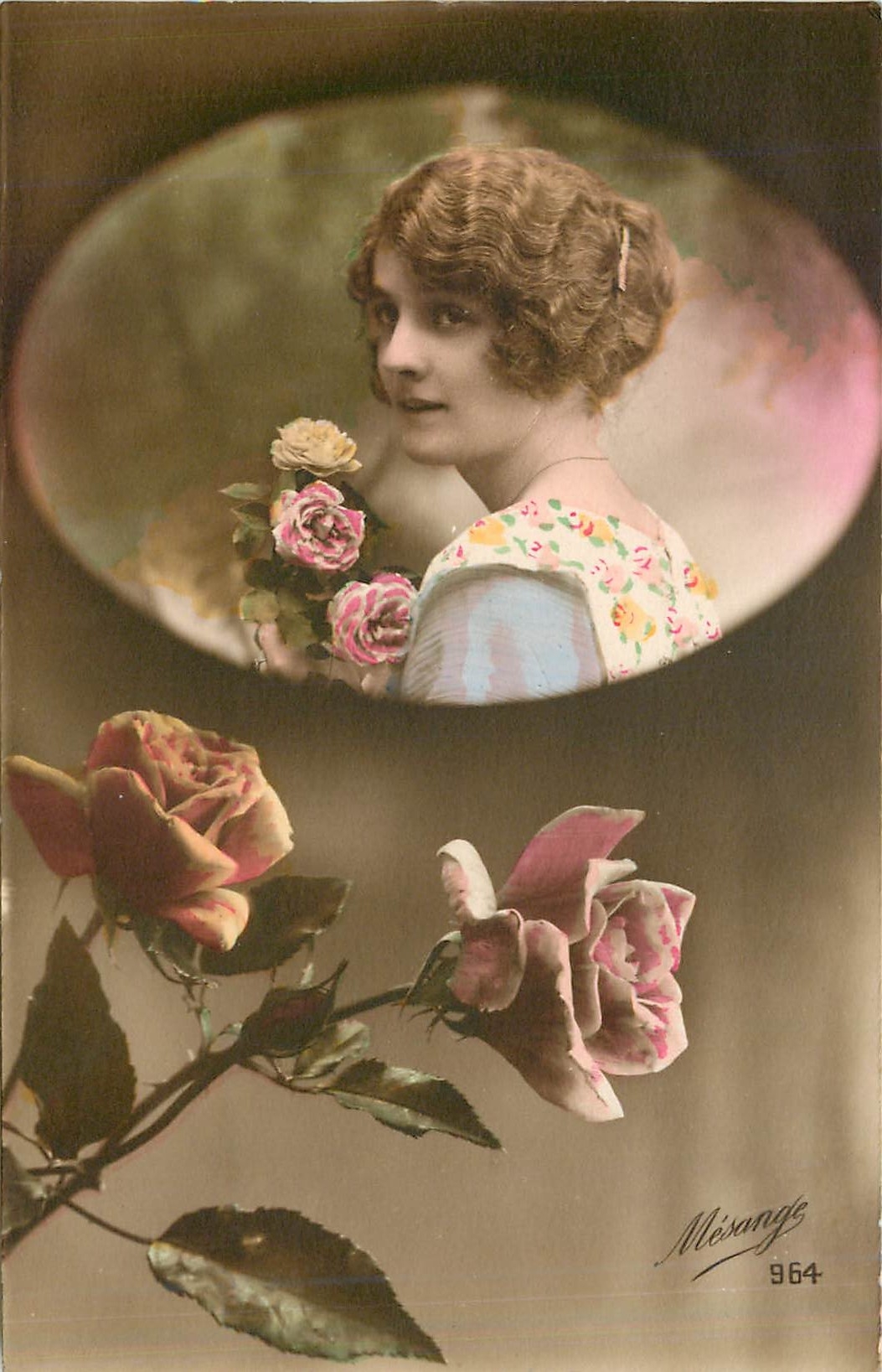 CPA Femme Fleurs