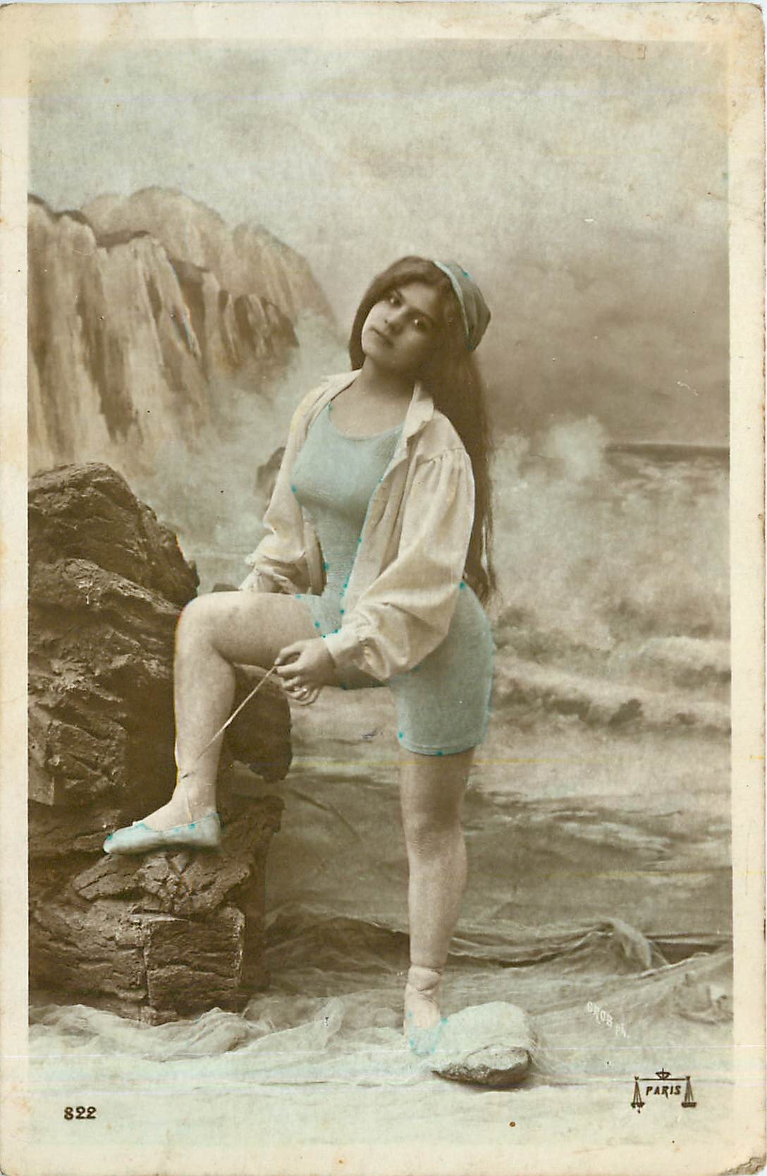 Jeune femme en tenue de bain — paysage de cascade — éditeur GROS A PARIS, n° 822 - Recto