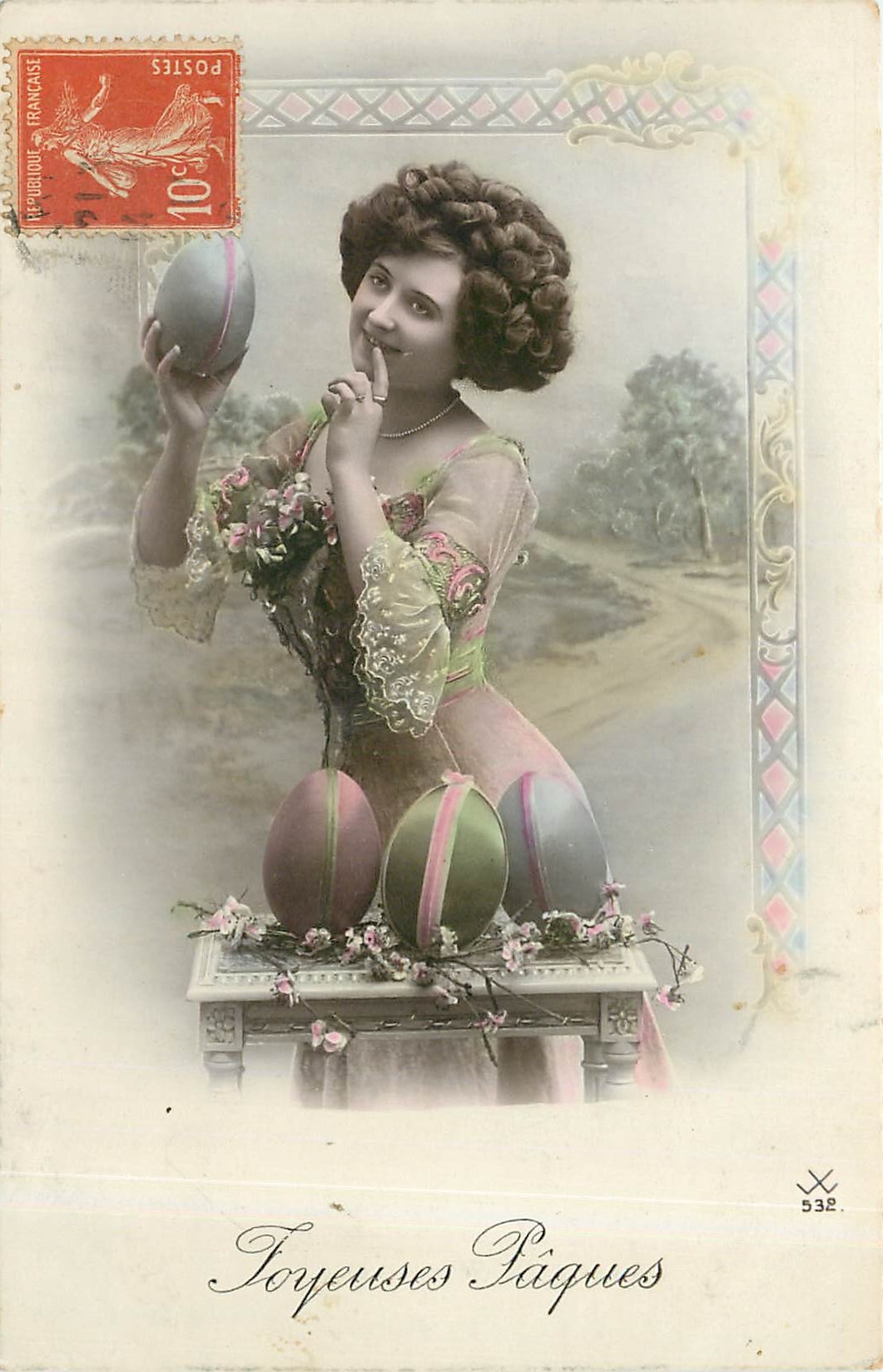 Femme tenant des œufs de Pâques — 'Joyeuses Pâques' — éditeur X 532
