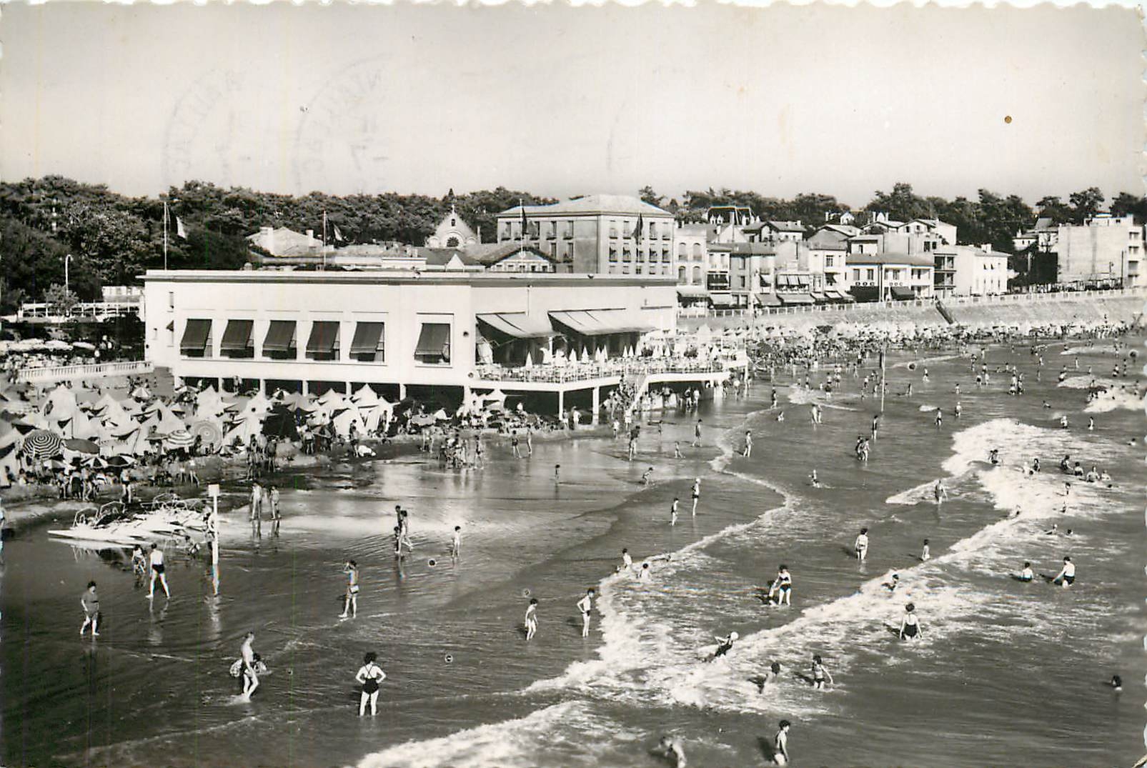 CPM Pontaillac Charente Maritime la Plage et le Sporting 